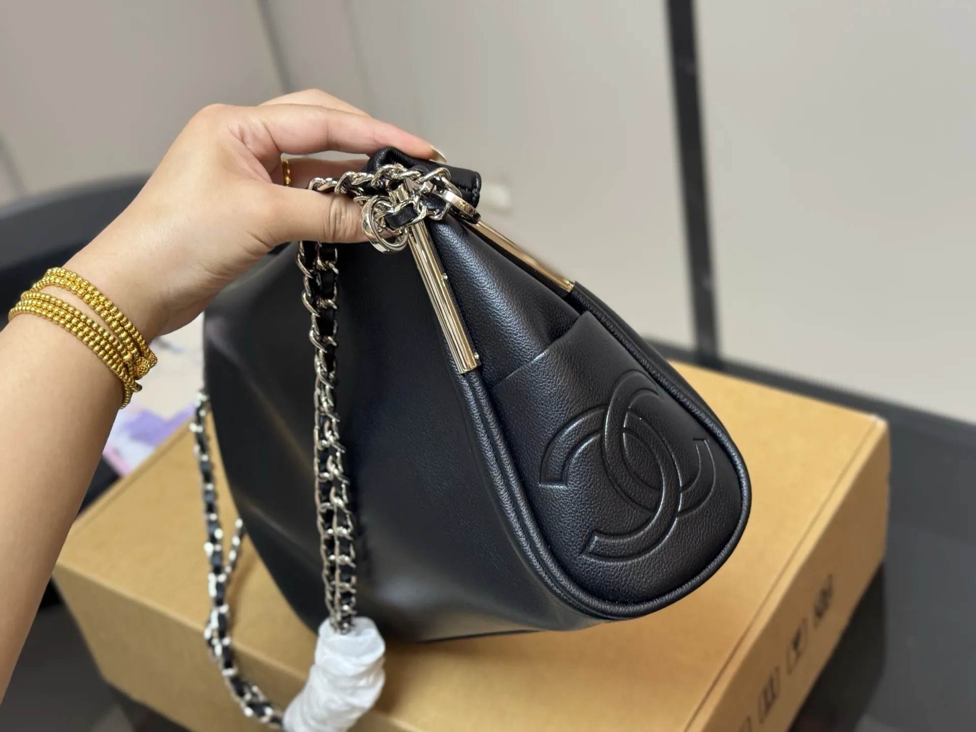 &yen;180 &yen;190 配盒 香奈儿 Hobo 平纹折盖包 CHANEL 每一款都有独特的设计。黑银Hobo折盖包随性慵懒，上身又酷又美，可以装下很多日常用品。还有其他几款黑色包包，链条⛓️设计增添了一丝精致感，搭配简单的上衣和牛仔裤就非常出片，满满的高级感 尺寸:29.19cm 38.30cm