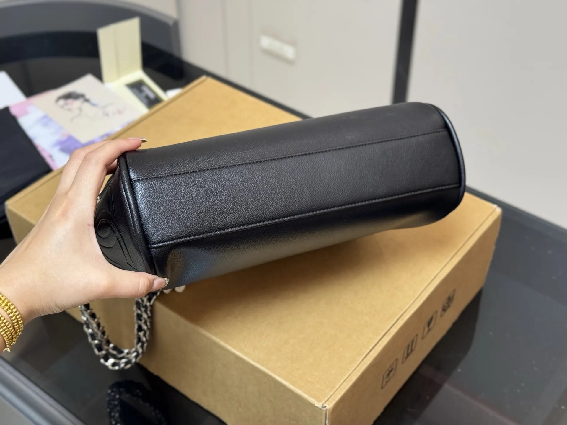 ¥180 ¥190 配盒 香奈儿 Hobo 平纹折盖包 CHANEL 每一款都有独特的设计。黑银Hobo折盖包随性慵懒,上身又酷又美,可以装下很多日常用品。还有其他几款黑色包包,链条⛓️设计增添了一丝精致感,搭配简单的上衣和牛仔裤就非常出片,满满的高级感 尺寸:29.19cm 38.30cm