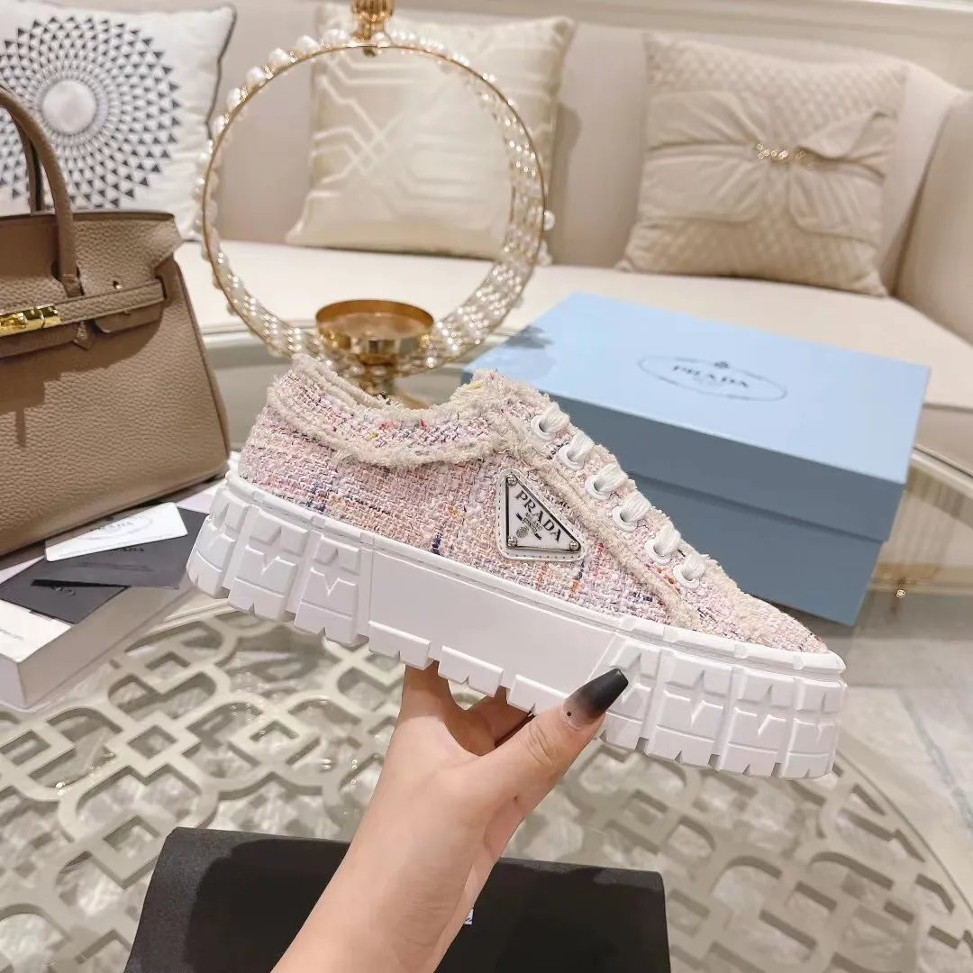 p220 普拉达PRADA 2022秋冬新款 鞋面：水洗帆布，内里羊皮 最新厚底时尚走秀单鞋 重版推出[强]优雅大方[玫瑰] 大底:一比一开模底 原版包装 跟高5cm ，原版金属三角扣，四色供应 黑 白 浅粉 浅蓝 码数：35-41码 34.42可订做