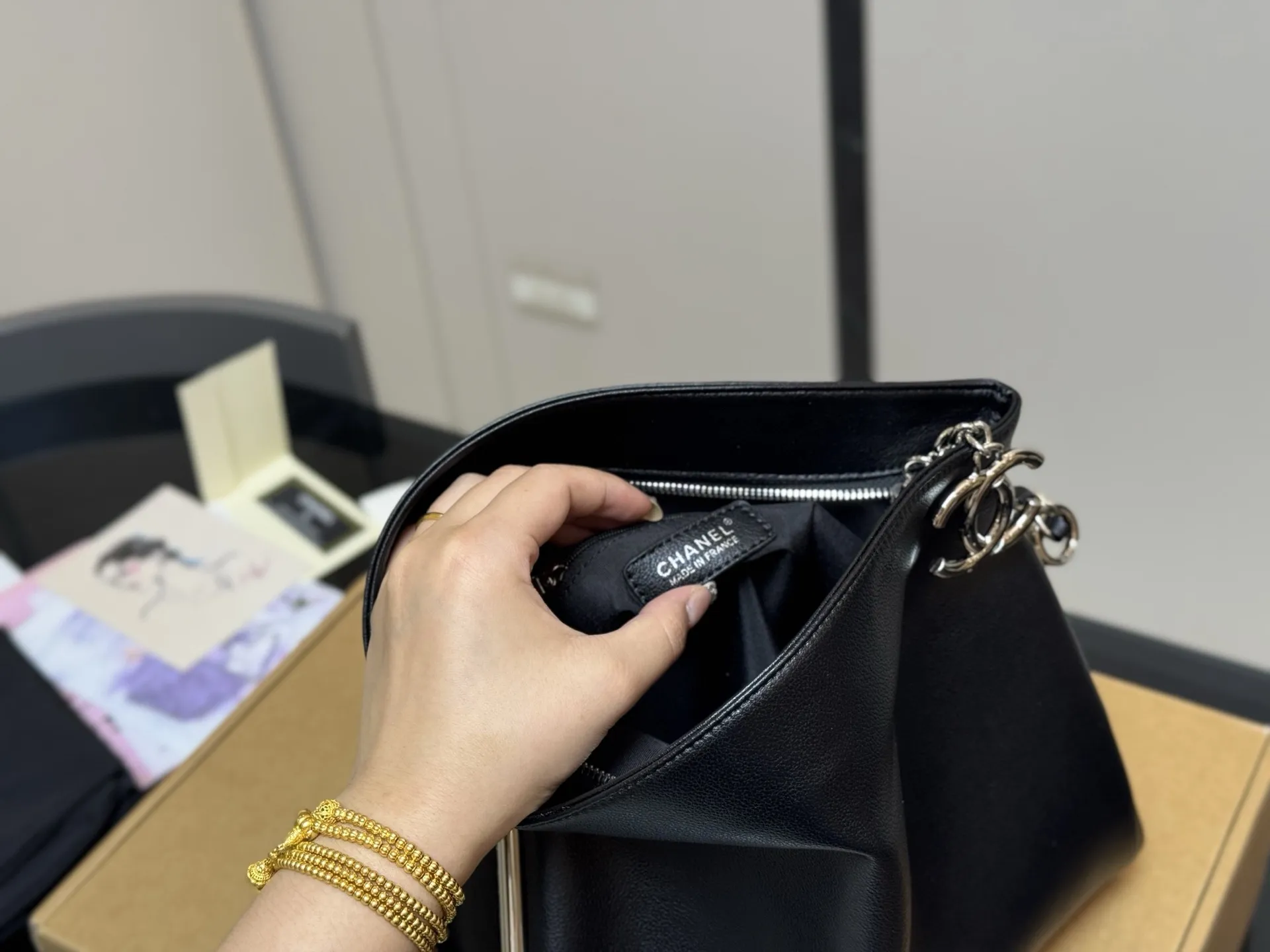 &yen;180 &yen;190 配盒 香奈儿 Hobo 平纹折盖包 CHANEL 每一款都有独特的设计。黑银Hobo折盖包随性慵懒，上身又酷又美，可以装下很多日常用品。还有其他几款黑色包包，链条⛓️设计增添了一丝精致感，搭配简单的上衣和牛仔裤就非常出片，满满的高级感 尺寸:29.19cm 38.30cm