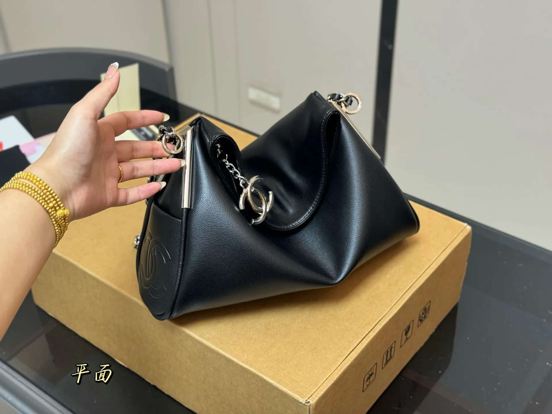 &yen;180 &yen;190 配盒 香奈儿 Hobo 平纹折盖包 CHANEL 每一款都有独特的设计。黑银Hobo折盖包随性慵懒，上身又酷又美，可以装下很多日常用品。还有其他几款黑色包包，链条⛓️设计增添了一丝精致感，搭配简单的上衣和牛仔裤就非常出片，满满的高级感 尺寸:29.19cm 38.30cm