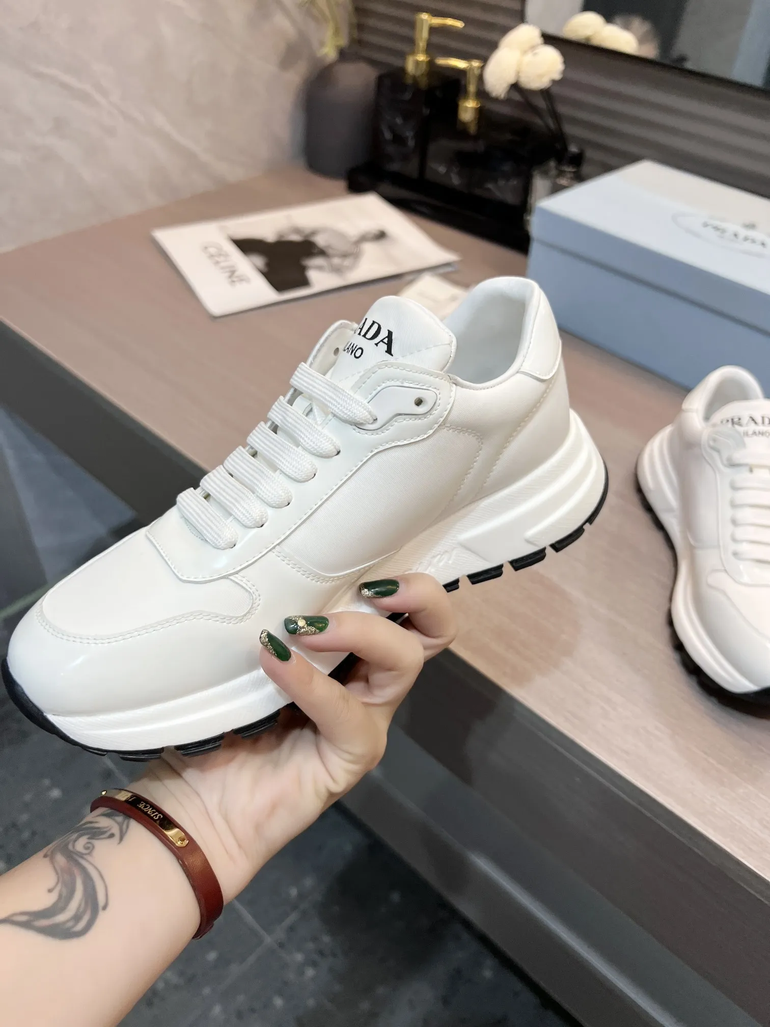 普拉达《 PRADA..》 情侣款 2022爆炸款出世了。,原版1比1开发,面料:进口开边珠牛皮,内里:羊皮,掂脚:羊皮,35--46码,《34与41码可订做不退换》,出250