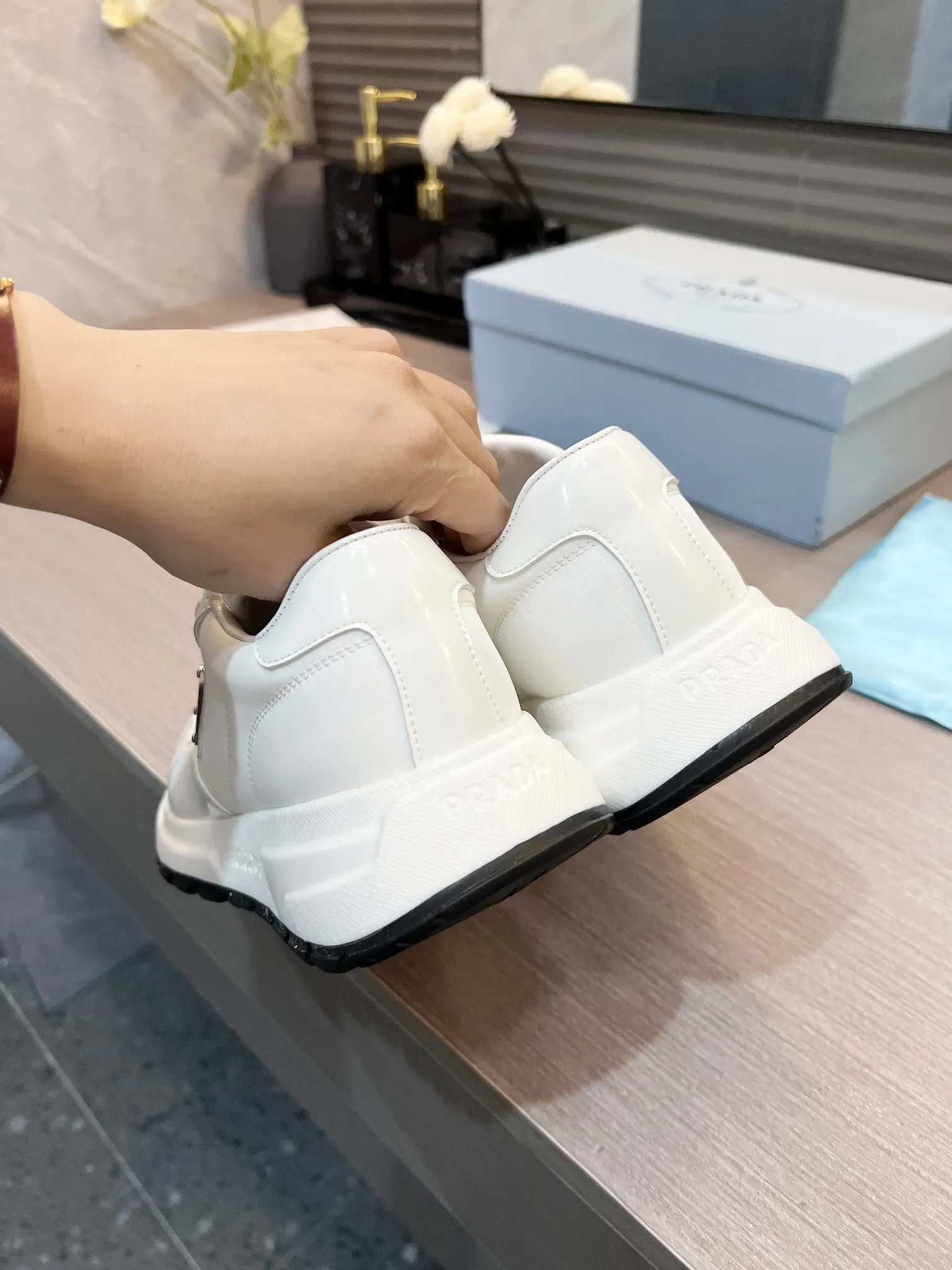 普拉达《 PRADA..》 情侣款 2022爆炸款出世了。，原版1比1开发，面料：进口开边珠牛皮，内里：羊皮，掂脚：羊皮，35--46码，《34与41码可订做不退换》，出250