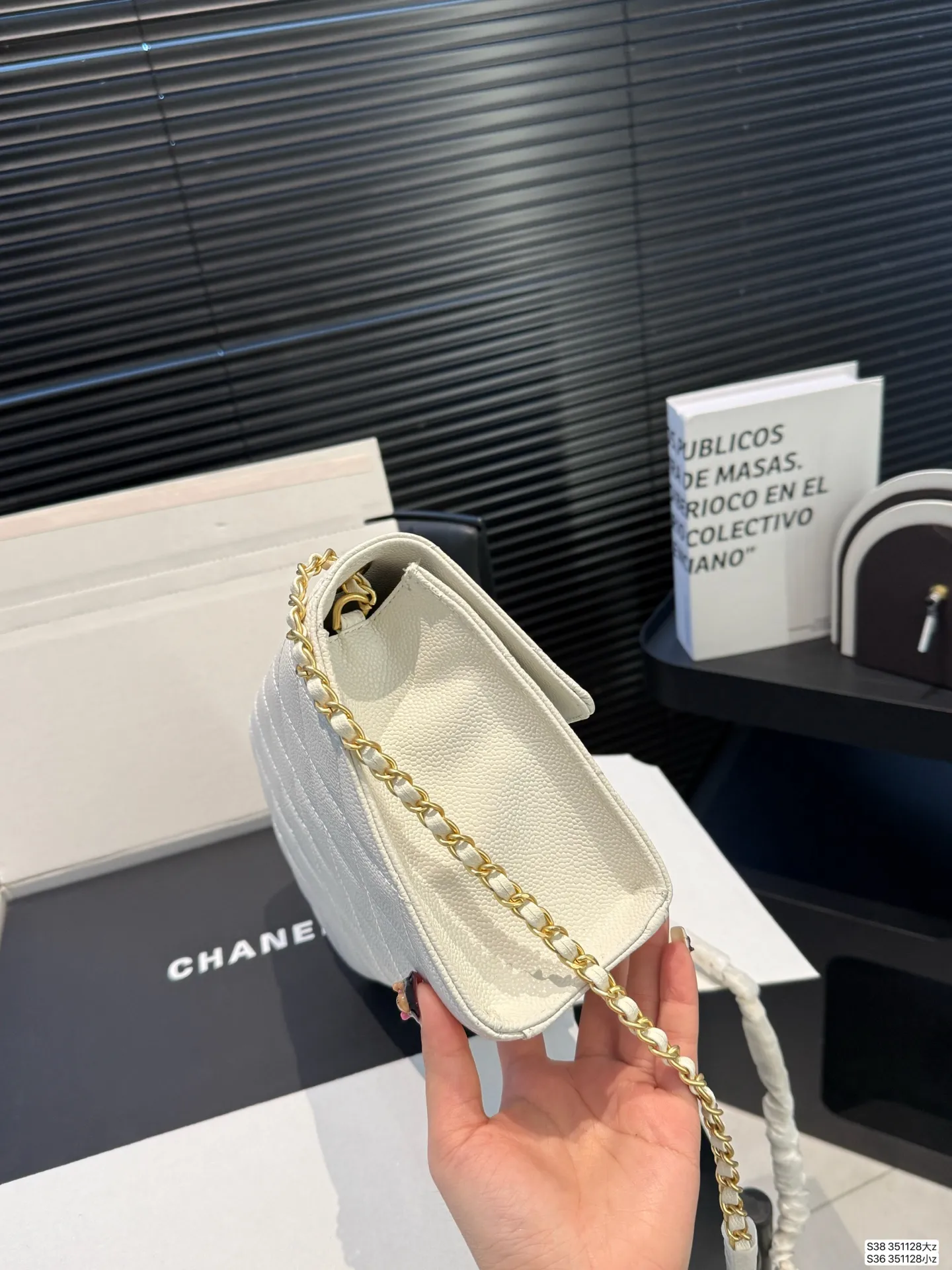 大号P240 小号P230 配飞机盒折叠盒子 香奈儿方胖子 女人总是被这种小细节拿捏一 可以斜挎单肩流浪背 精致可爱 又有点leboy的休闲随性 链条任意调 巨百搭 注定是一只越用越爱 的包包 尺寸:大25 16 小19 13 货号大351128