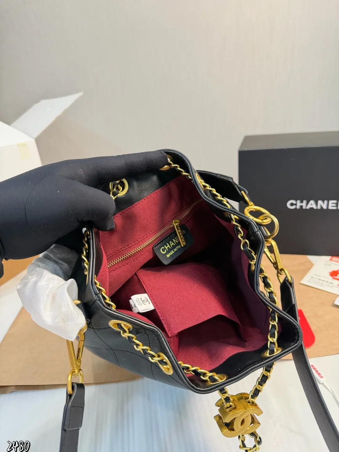 ❤️P130（礼盒包装）❤️ 百搭女神包包！샤넬백~! 香奈儿水桶包 👜手感超级好 [色色R]以华丽高贵的外形成为当下最炙手可热之作💋人手必备，明星热捧，精匠之作。很好看[色色R]尺寸21 25cm