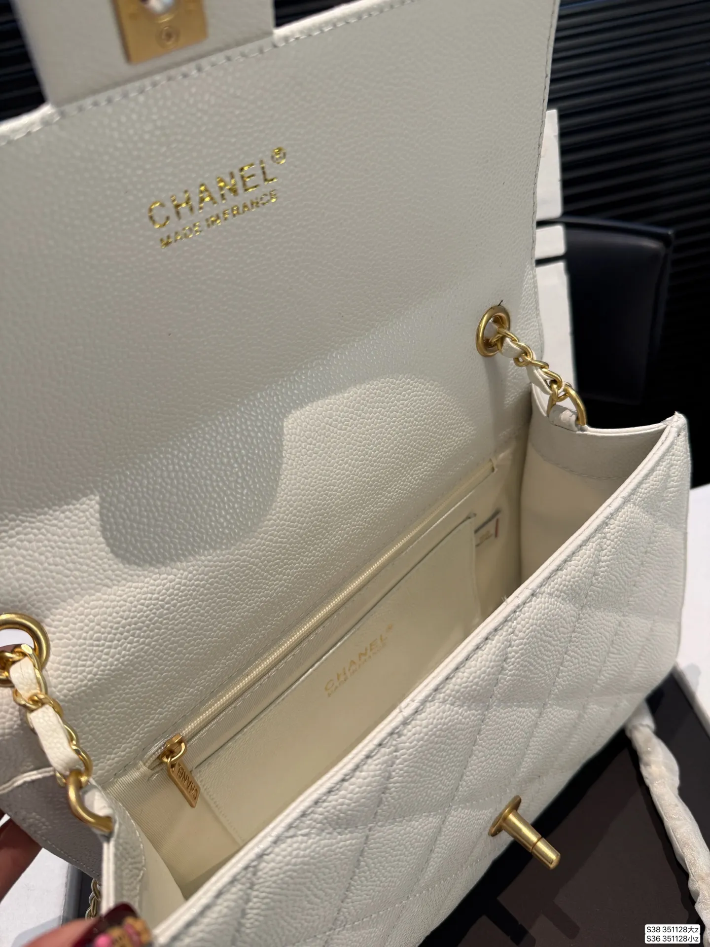 大号P240 小号P230 配飞机盒折叠盒子 香奈儿方胖子 女人总是被这种小细节拿捏一 可以斜挎单肩流浪背 精致可爱 又有点leboy的休闲随性 链条任意调 巨百搭 注定是一只越用越爱 的包包 尺寸：大25 16 小19 13 货号大351128