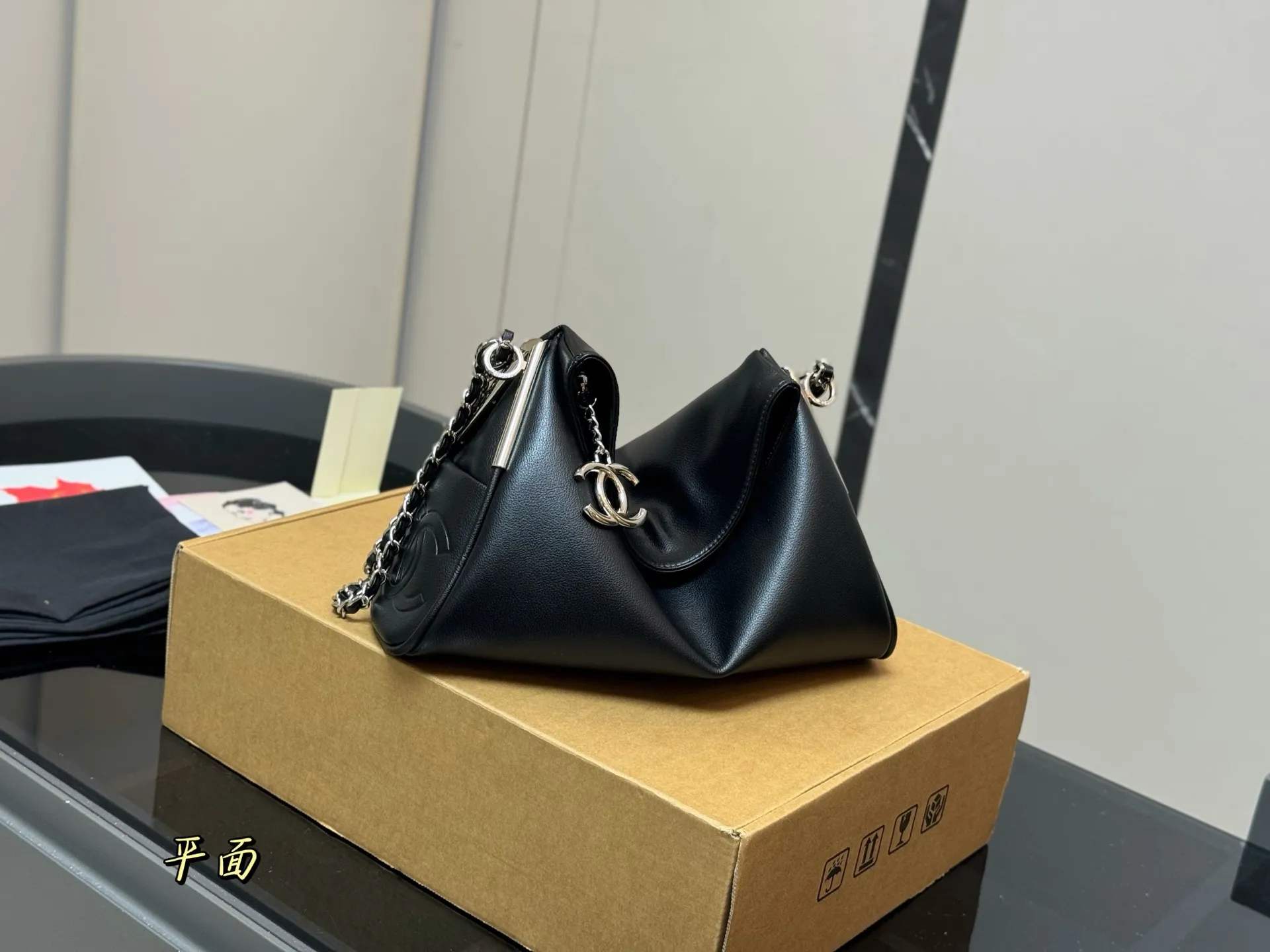 ¥180 ¥190 配盒 香奈儿 Hobo 平纹折盖包 CHANEL 每一款都有独特的设计。黑银Hobo折盖包随性慵懒,上身又酷又美,可以装下很多日常用品。还有其他几款黑色包包,链条⛓️设计增添了一丝精致感,搭配简单的上衣和牛仔裤就非常出片,满满的高级感 尺寸:29.19cm 38.30cm