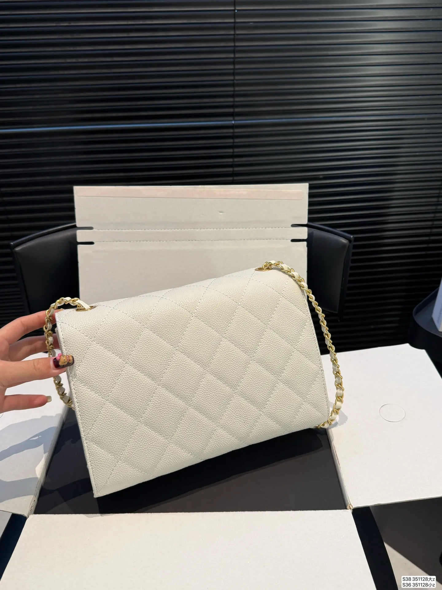 大号P240 小号P230 配飞机盒折叠盒子 香奈儿方胖子 女人总是被这种小细节拿捏一 可以斜挎单肩流浪背 精致可爱 又有点leboy的休闲随性 链条任意调 巨百搭 注定是一只越用越爱 的包包 尺寸：大25 16 小19 13 货号大351128