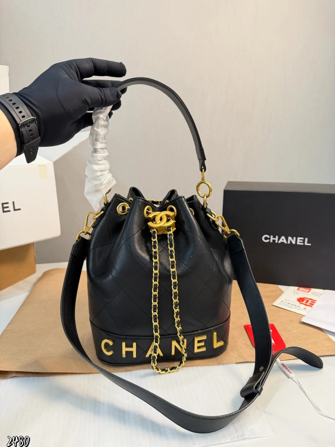 ❤️P130（礼盒包装）❤️ 百搭女神包包！샤넬백~! 香奈儿水桶包 👜手感超级好 [色色R]以华丽高贵的外形成为当下最炙手可热之作💋人手必备，明星热捧，精匠之作。很好看[色色R]尺寸21 25cm