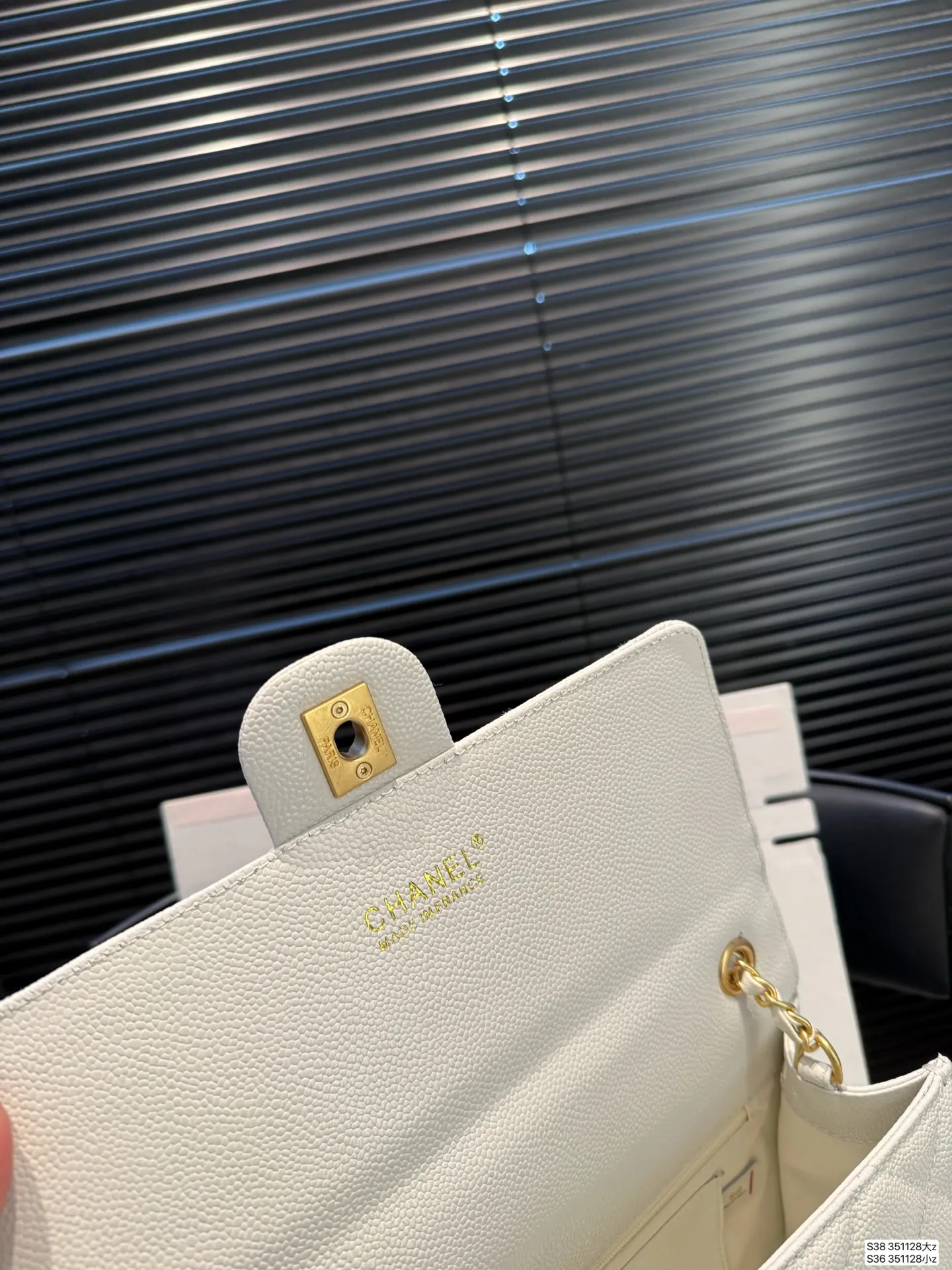 大号P240 小号P230 配飞机盒折叠盒子 香奈儿方胖子 女人总是被这种小细节拿捏一 可以斜挎单肩流浪背 精致可爱 又有点leboy的休闲随性 链条任意调 巨百搭 注定是一只越用越爱 的包包 尺寸:大25 16 小19 13 货号大351128