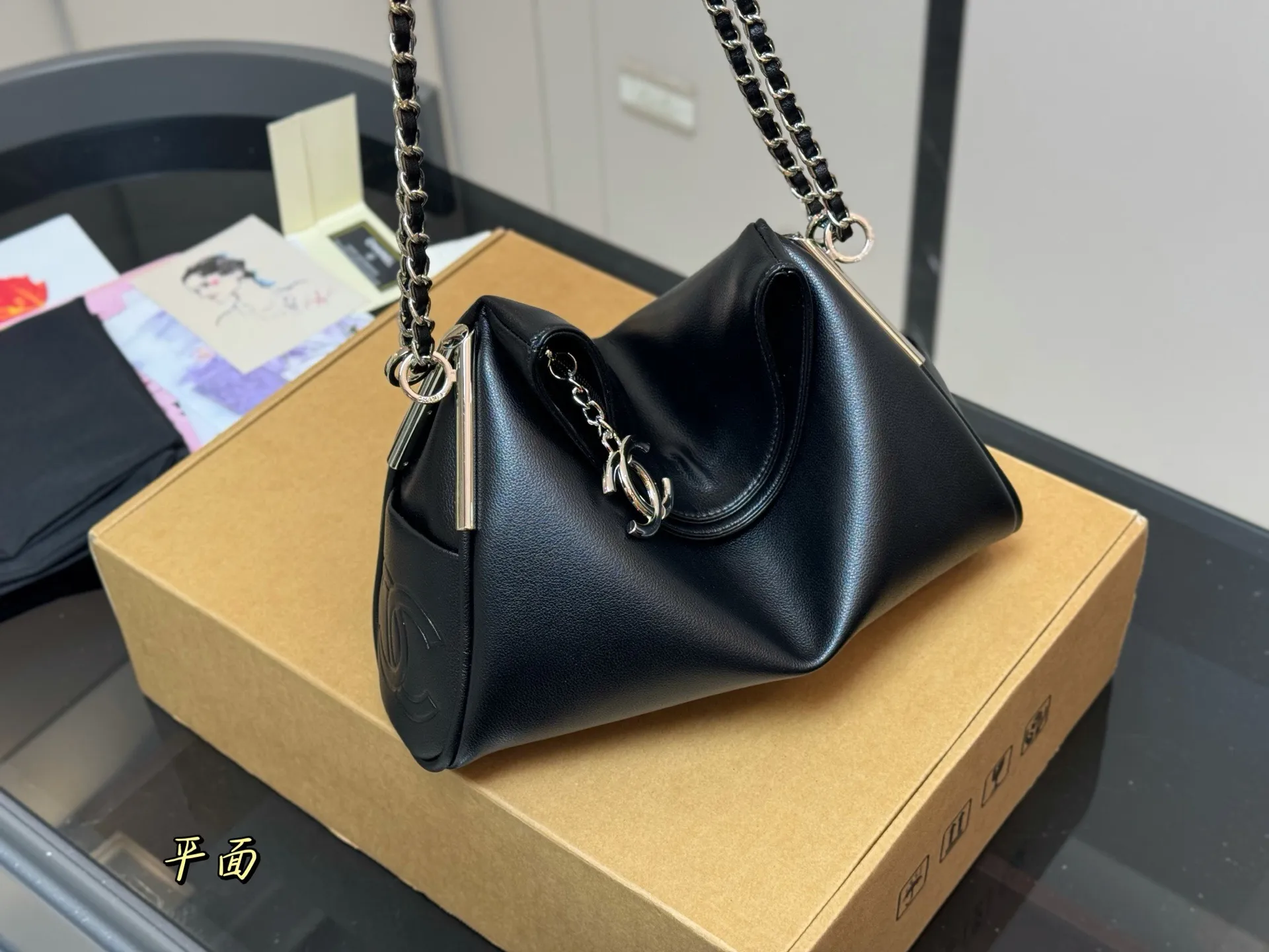 &yen;180 &yen;190 配盒 香奈儿 Hobo 平纹折盖包 CHANEL 每一款都有独特的设计。黑银Hobo折盖包随性慵懒，上身又酷又美，可以装下很多日常用品。还有其他几款黑色包包，链条⛓️设计增添了一丝精致感，搭配简单的上衣和牛仔裤就非常出片，满满的高级感 尺寸:29.19cm 38.30cm