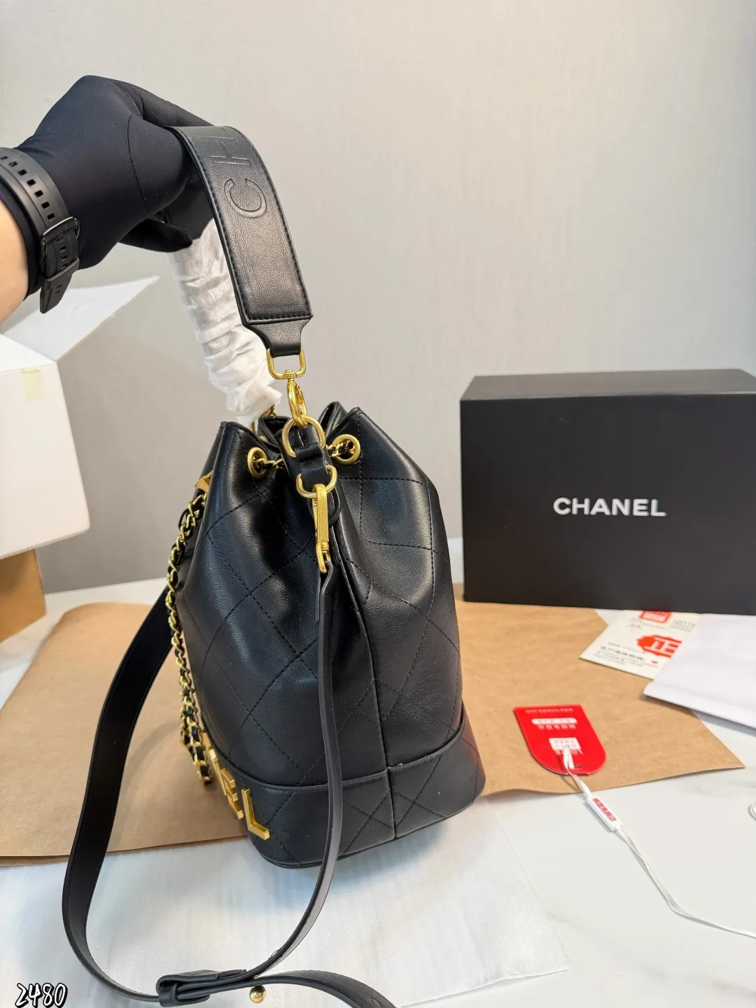 ❤️P130（礼盒包装）❤️ 百搭女神包包！샤넬백~! 香奈儿水桶包 👜手感超级好 [色色R]以华丽高贵的外形成为当下最炙手可热之作💋人手必备，明星热捧，精匠之作。很好看[色色R]尺寸21 25cm