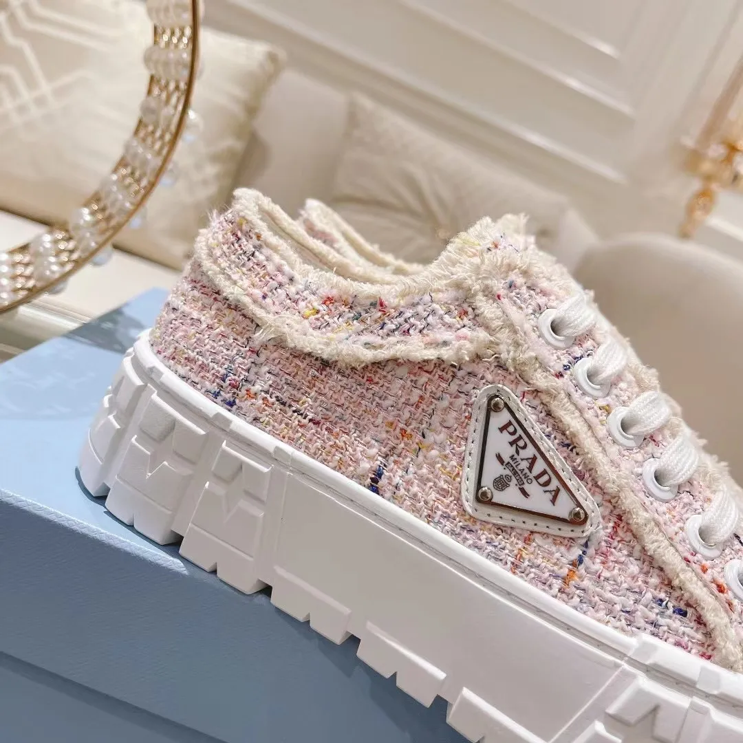 p220 普拉达PRADA 2022秋冬新款 鞋面：水洗帆布，内里羊皮 最新厚底时尚走秀单鞋 重版推出[强]优雅大方[玫瑰] 大底:一比一开模底 原版包装 跟高5cm ，原版金属三角扣，四色供应 黑 白 浅粉 浅蓝 码数：35-41码 34.42可订做