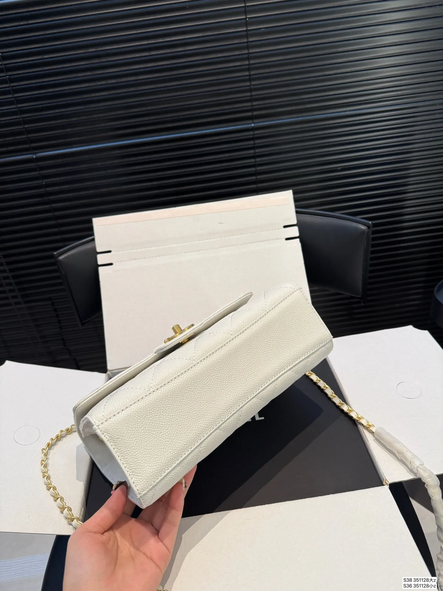 大号P240 小号P230 配飞机盒折叠盒子 香奈儿方胖子 女人总是被这种小细节拿捏一 可以斜挎单肩流浪背 精致可爱 又有点leboy的休闲随性 链条任意调 巨百搭 注定是一只越用越爱 的包包 尺寸：大25 16 小19 13 货号大351128