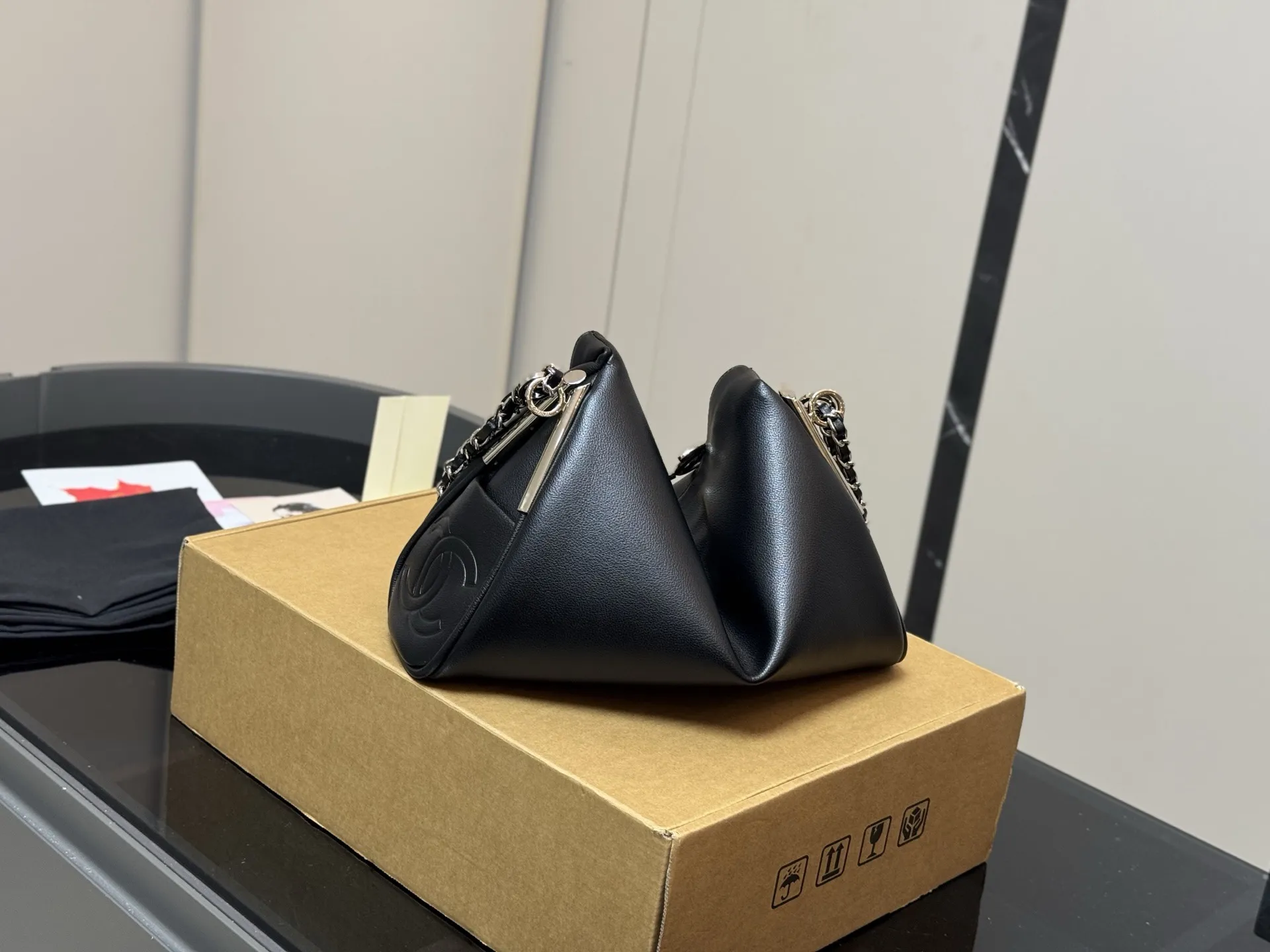 &yen;180 &yen;190 配盒 香奈儿 Hobo 平纹折盖包 CHANEL 每一款都有独特的设计。黑银Hobo折盖包随性慵懒，上身又酷又美，可以装下很多日常用品。还有其他几款黑色包包，链条⛓️设计增添了一丝精致感，搭配简单的上衣和牛仔裤就非常出片，满满的高级感 尺寸:29.19cm 38.30cm