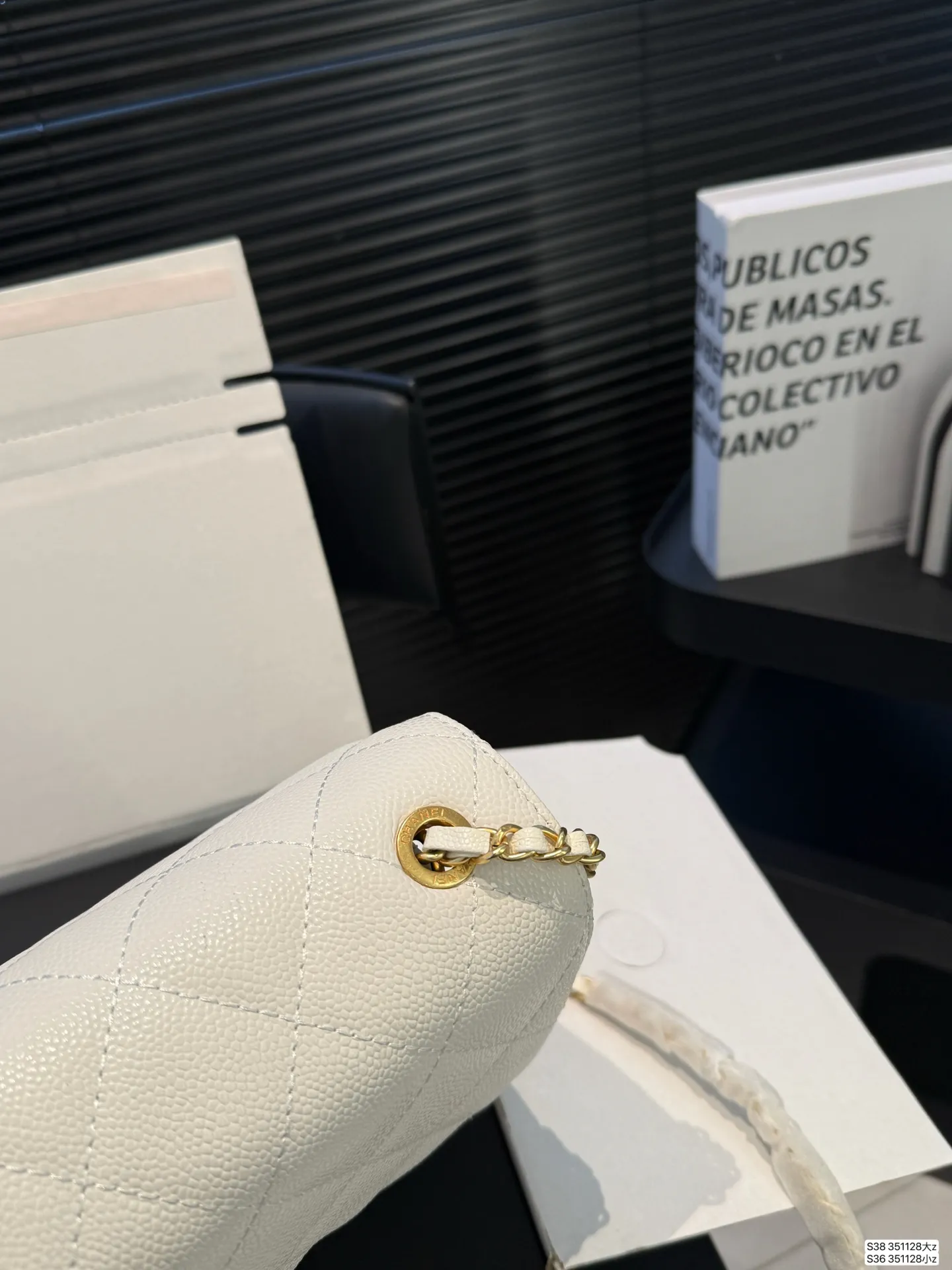 大号P240 小号P230 配飞机盒折叠盒子 香奈儿方胖子 女人总是被这种小细节拿捏一 可以斜挎单肩流浪背 精致可爱 又有点leboy的休闲随性 链条任意调 巨百搭 注定是一只越用越爱 的包包 尺寸:大25 16 小19 13 货号大351128