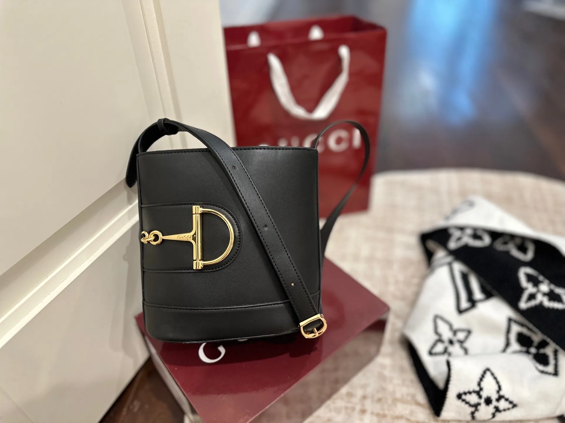 p130 折叠礼盒包装 18.5x20x8.5cm:19cm Gucci 73系列迷你水桶包,白色光面皮革+金色马衔扣,优雅复古感满满。迷你18.5x20x8.5cm18.5x20x8.5cm,配可拆卸肩带,手提、单肩、斜挎都OK!内部棕色棉麻衬里,有拉链袋,磁扣开合超方便。灵感来自1973年典藏水桶包,现代美学与经典元素融合,日常出街或正式场合都能轻松驾驭,实用又时髦山。