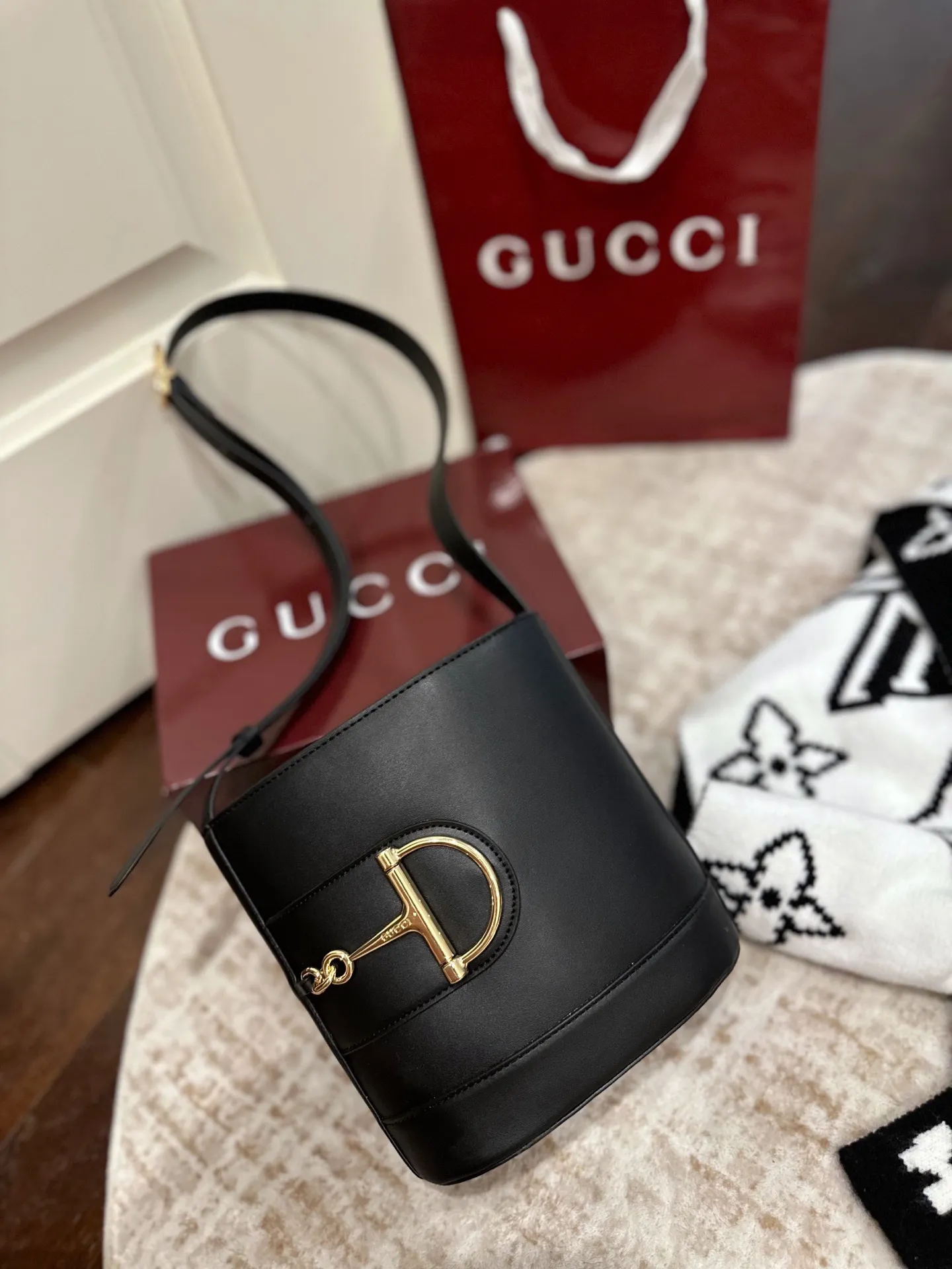 p130 折叠礼盒包装 18.5x20x8.5cm:19cm Gucci 73系列迷你水桶包,白色光面皮革+金色马衔扣,优雅复古感满满。迷你18.5x20x8.5cm18.5x20x8.5cm,配可拆卸肩带,手提、单肩、斜挎都OK!内部棕色棉麻衬里,有拉链袋,磁扣开合超方便。灵感来自1973年典藏水桶包,现代美学与经典元素融合,日常出街或正式场合都能轻松驾驭,实用又时髦山。