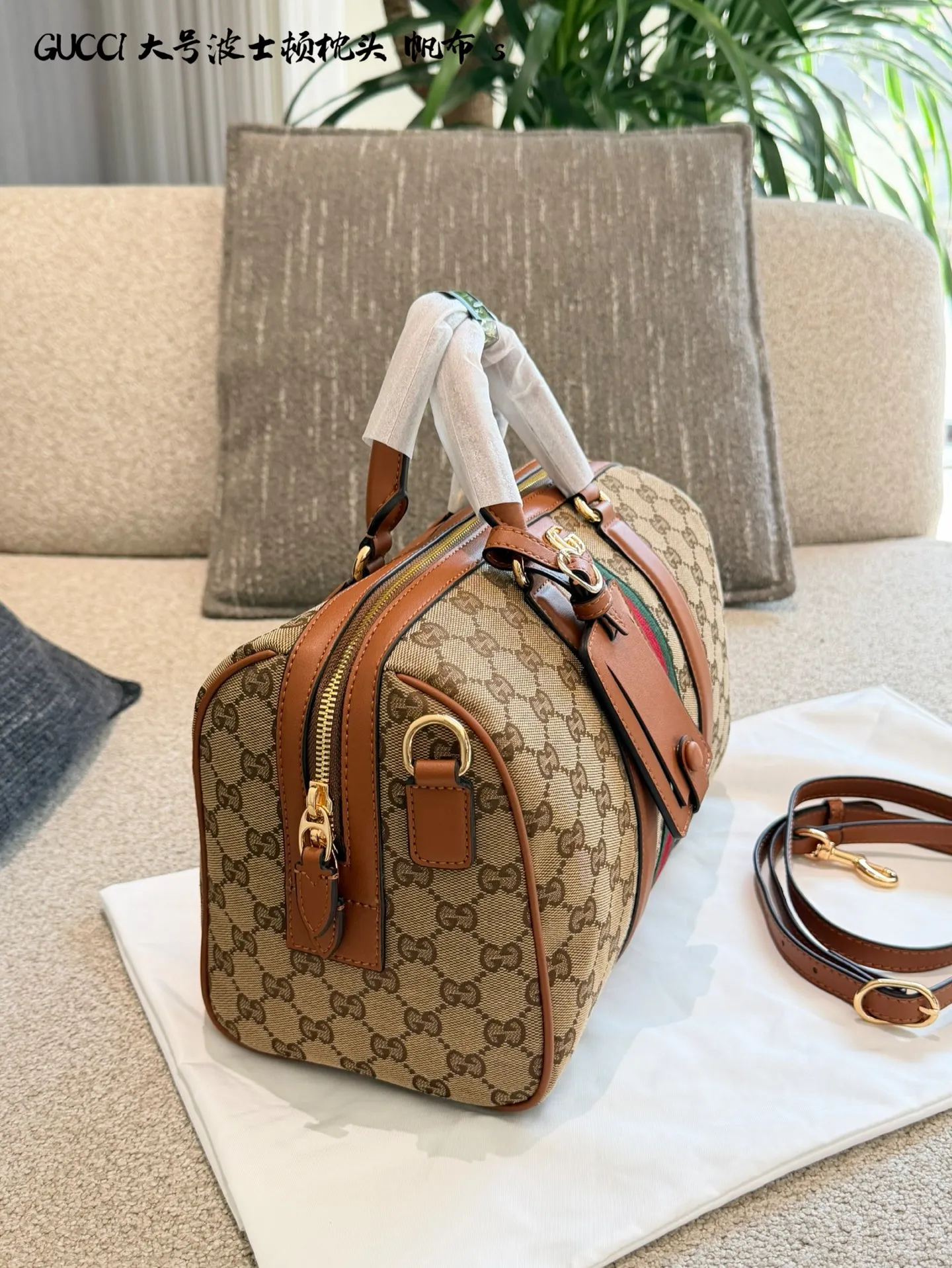 p200 Gucci Ophidia波士顿包​​ 👜Gucci Ophidia系列波士顿包，经典米色乌木GG Supreme帆布+红绿织带，复古感满满！棕色皮革饰边+双G金属扣，细节超精致✨。31x18x15cm约31x18x15cm，配可拆卸肩带，手提斜挎都OK，通勤休闲都能搭。内部空间合理，日常物品轻松收纳，实用又时髦，是Gucci经典热门款！无盒