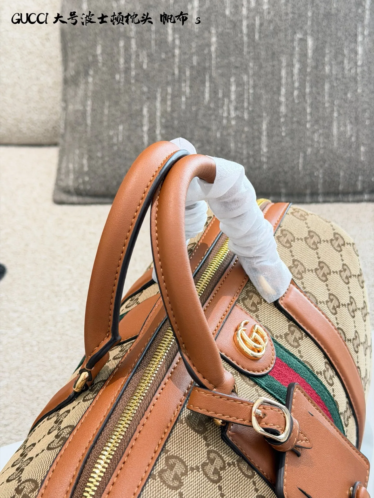 p200 Gucci Ophidia波士顿包​​ 👜Gucci Ophidia系列波士顿包，经典米色乌木GG Supreme帆布+红绿织带，复古感满满！棕色皮革饰边+双G金属扣，细节超精致✨。31x18x15cm约31x18x15cm，配可拆卸肩带，手提斜挎都OK，通勤休闲都能搭。内部空间合理，日常物品轻松收纳，实用又时髦，是Gucci经典热门款！无盒