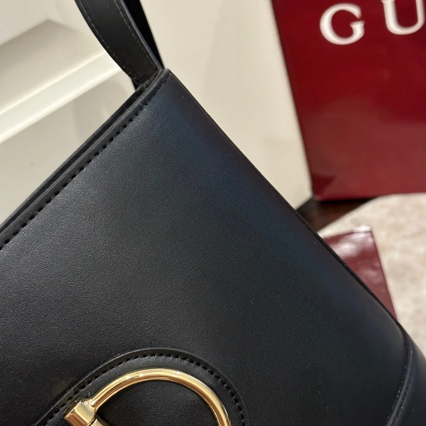 p130 折叠礼盒包装 18.5x20x8.5cm：19cm Gucci 73系列迷你水桶包，白色光面皮革+金色马衔扣，优雅复古感满满。迷你18.5x20x8.5cm18.5x20x8.5cm，配可拆卸肩带，手提、单肩、斜挎都OK！内部棕色棉麻衬里，有拉链袋，磁扣开合超方便。灵感来自1973年典藏水桶包，现代美学与经典元素融合，日常出街或正式场合都能轻松驾驭，实用又时髦山。