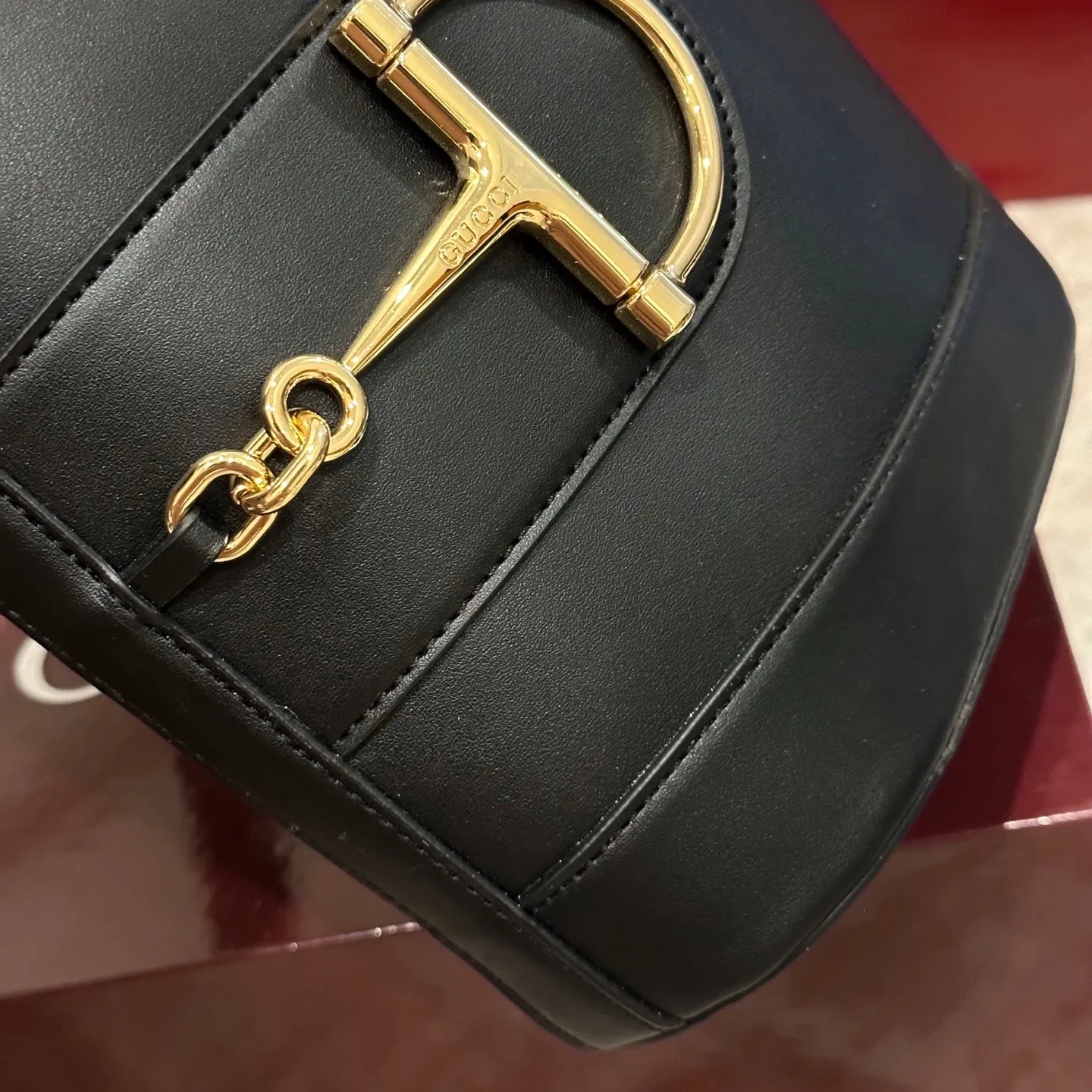 p130 折叠礼盒包装 18.5x20x8.5cm:19cm Gucci 73系列迷你水桶包,白色光面皮革+金色马衔扣,优雅复古感满满。迷你18.5x20x8.5cm18.5x20x8.5cm,配可拆卸肩带,手提、单肩、斜挎都OK!内部棕色棉麻衬里,有拉链袋,磁扣开合超方便。灵感来自1973年典藏水桶包,现代美学与经典元素融合,日常出街或正式场合都能轻松驾驭,实用又时髦山。