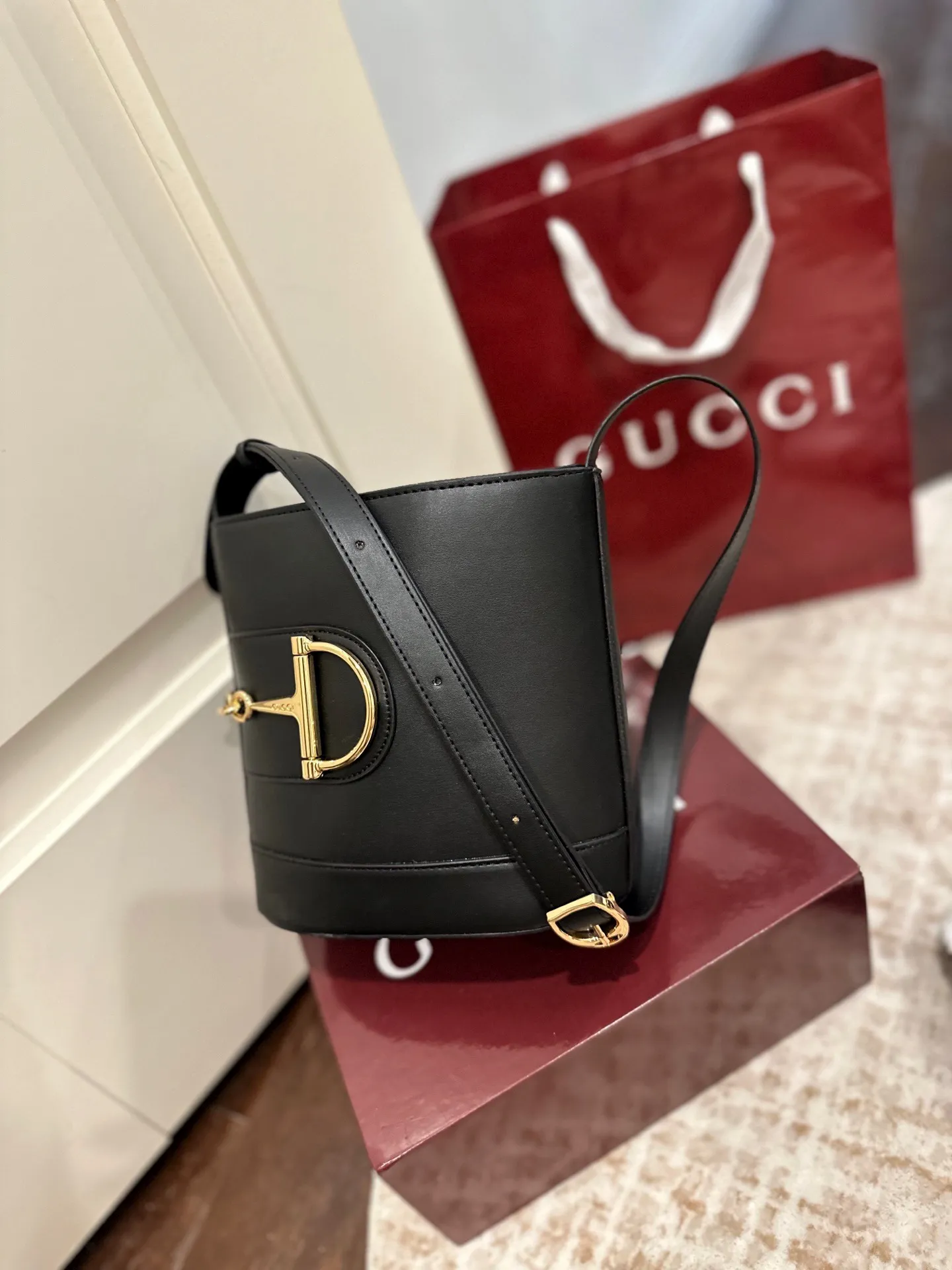 p130 折叠礼盒包装 18.5x20x8.5cm：19cm Gucci 73系列迷你水桶包，白色光面皮革+金色马衔扣，优雅复古感满满。迷你18.5x20x8.5cm18.5x20x8.5cm，配可拆卸肩带，手提、单肩、斜挎都OK！内部棕色棉麻衬里，有拉链袋，磁扣开合超方便。灵感来自1973年典藏水桶包，现代美学与经典元素融合，日常出街或正式场合都能轻松驾驭，实用又时髦山。