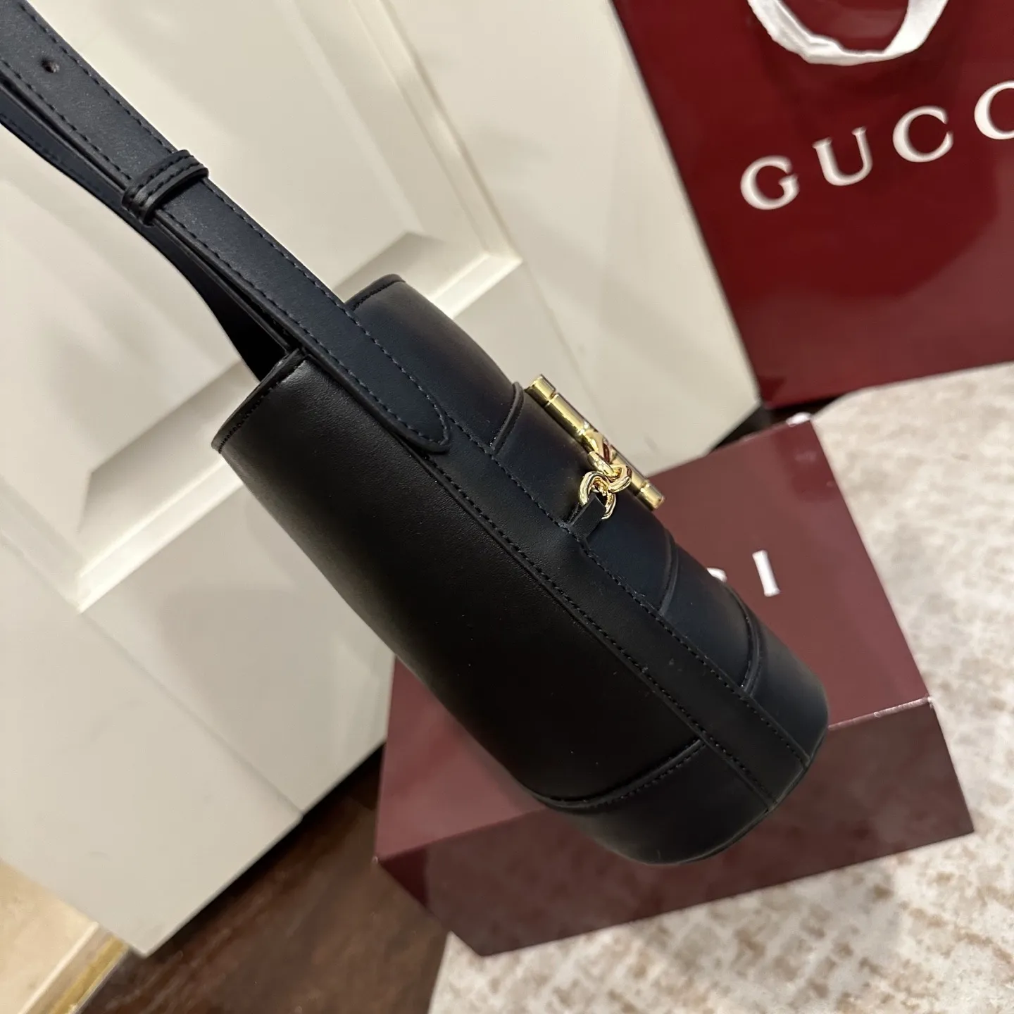 p130 折叠礼盒包装 18.5x20x8.5cm：19cm Gucci 73系列迷你水桶包，白色光面皮革+金色马衔扣，优雅复古感满满。迷你18.5x20x8.5cm18.5x20x8.5cm，配可拆卸肩带，手提、单肩、斜挎都OK！内部棕色棉麻衬里，有拉链袋，磁扣开合超方便。灵感来自1973年典藏水桶包，现代美学与经典元素融合，日常出街或正式场合都能轻松驾驭，实用又时髦山。