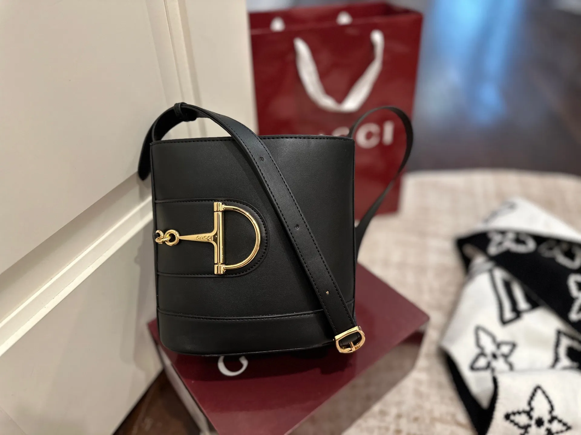 p130 折叠礼盒包装 18.5x20x8.5cm:19cm Gucci 73系列迷你水桶包,白色光面皮革+金色马衔扣,优雅复古感满满。迷你18.5x20x8.5cm18.5x20x8.5cm,配可拆卸肩带,手提、单肩、斜挎都OK!内部棕色棉麻衬里,有拉链袋,磁扣开合超方便。灵感来自1973年典藏水桶包,现代美学与经典元素融合,日常出街或正式场合都能轻松驾驭,实用又时髦山。