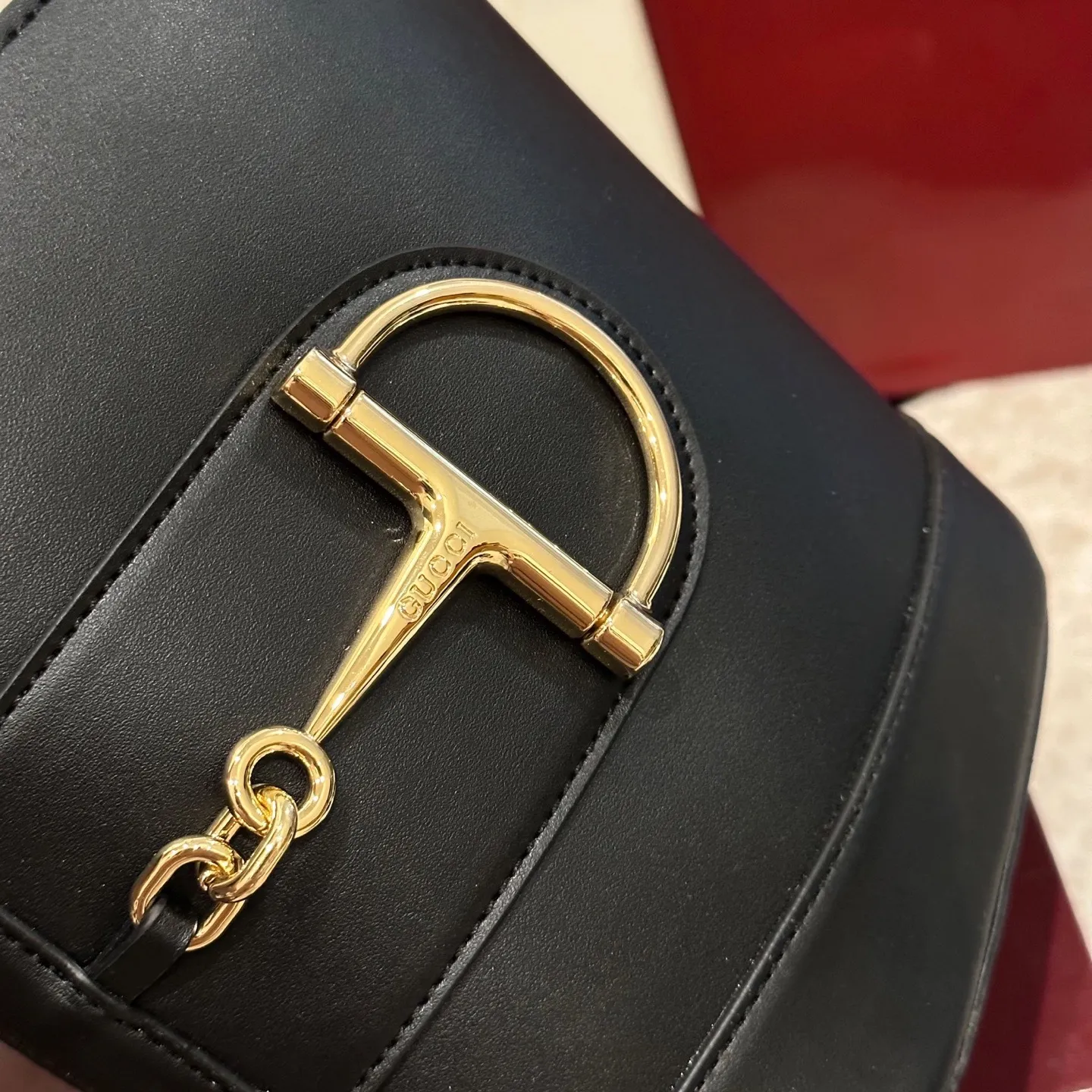 p130 折叠礼盒包装 18.5x20x8.5cm：19cm Gucci 73系列迷你水桶包，白色光面皮革+金色马衔扣，优雅复古感满满。迷你18.5x20x8.5cm18.5x20x8.5cm，配可拆卸肩带，手提、单肩、斜挎都OK！内部棕色棉麻衬里，有拉链袋，磁扣开合超方便。灵感来自1973年典藏水桶包，现代美学与经典元素融合，日常出街或正式场合都能轻松驾驭，实用又时髦山。