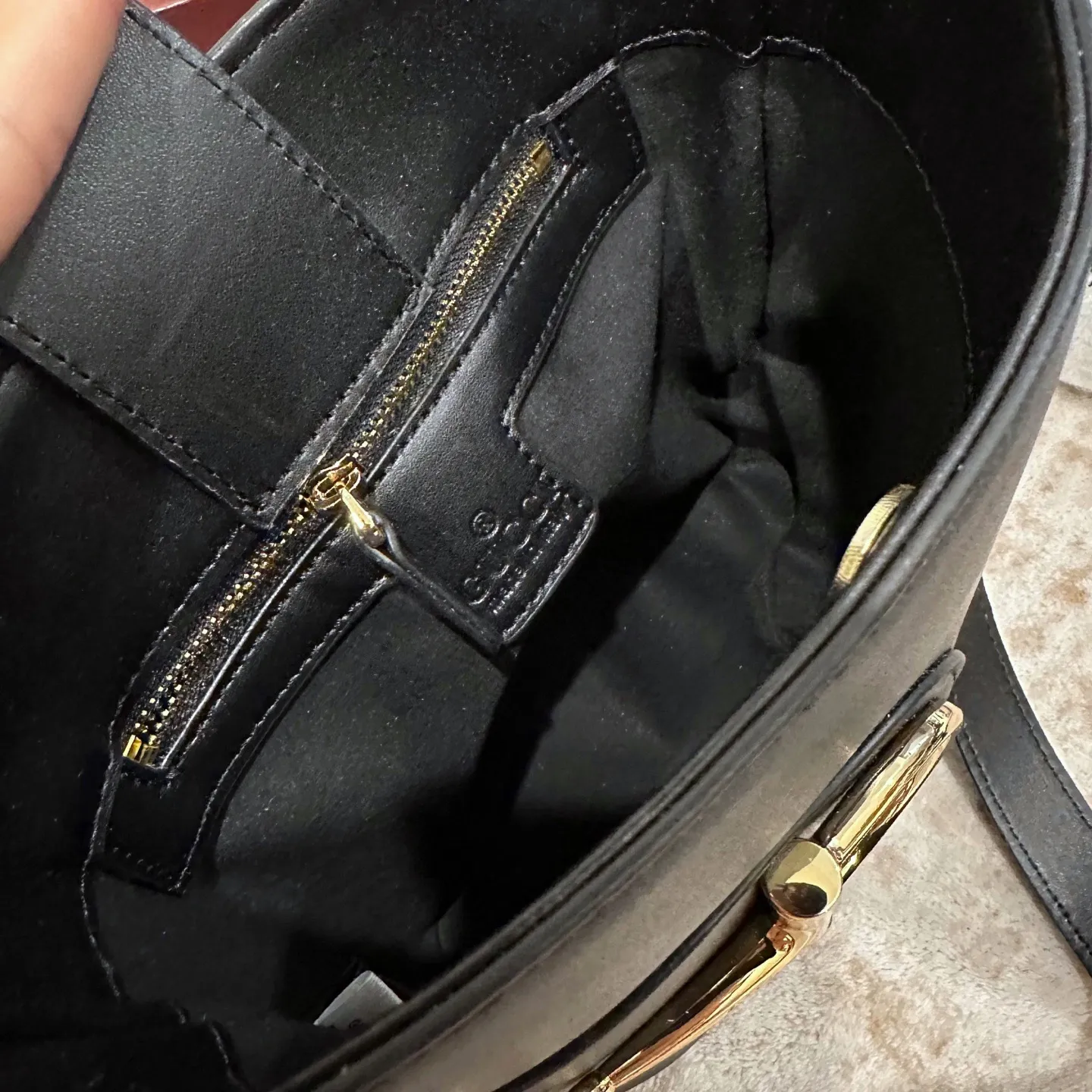 p130 折叠礼盒包装 18.5x20x8.5cm:19cm Gucci 73系列迷你水桶包,白色光面皮革+金色马衔扣,优雅复古感满满。迷你18.5x20x8.5cm18.5x20x8.5cm,配可拆卸肩带,手提、单肩、斜挎都OK!内部棕色棉麻衬里,有拉链袋,磁扣开合超方便。灵感来自1973年典藏水桶包,现代美学与经典元素融合,日常出街或正式场合都能轻松驾驭,实用又时髦山。