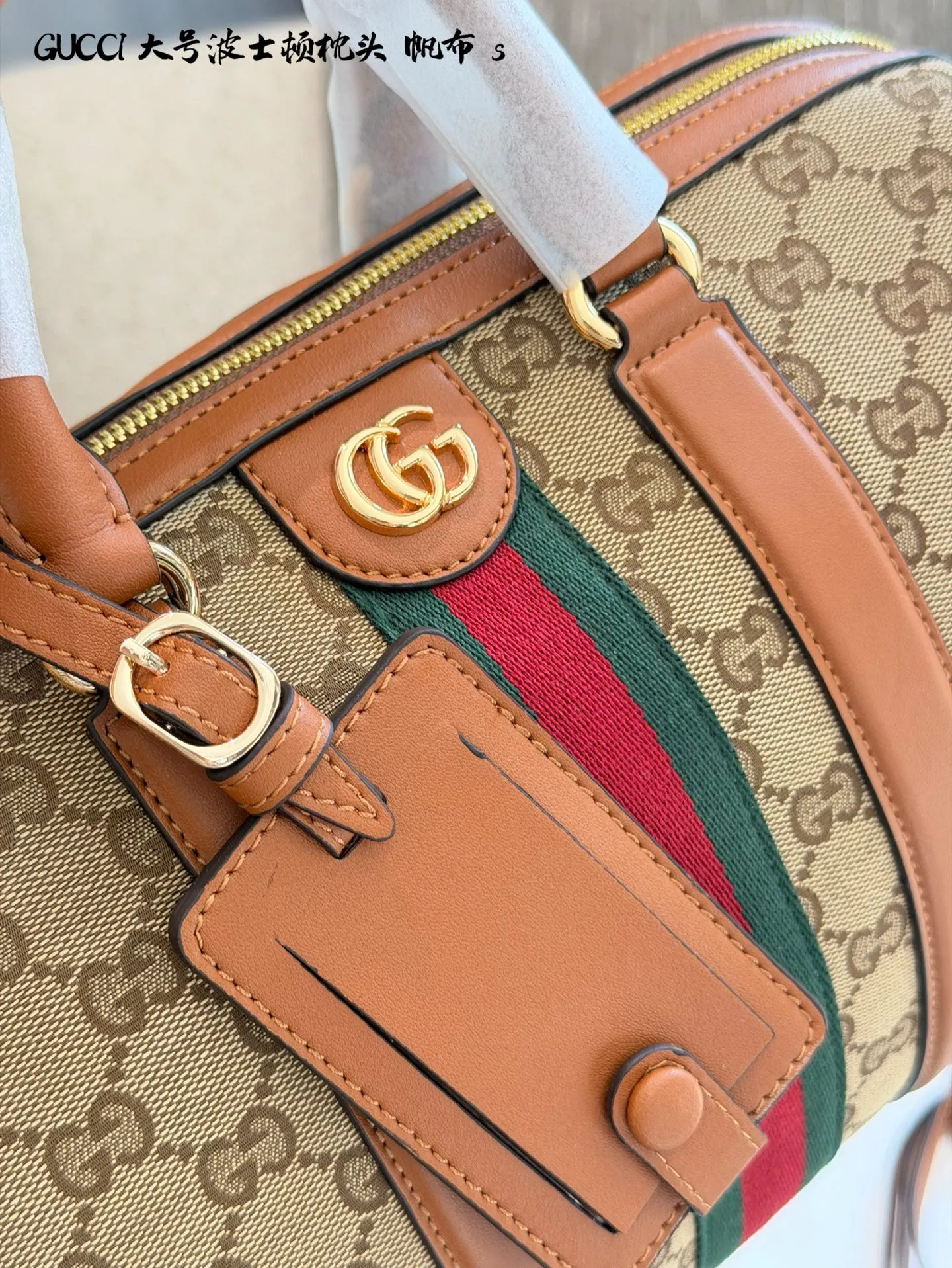 p200 Gucci Ophidia波士顿包 👜Gucci Ophidia系列波士顿包,经典米色乌木GG Supreme帆布+红绿织带,复古感满满!棕色皮革饰边+双G金属扣,细节超精致✨。31x18x15cm约31x18x15cm,配可拆卸肩带,手提斜挎都OK,通勤休闲都能搭。内部空间合理,日常物品轻松收纳,实用又时髦,是Gucci经典热门款!无盒