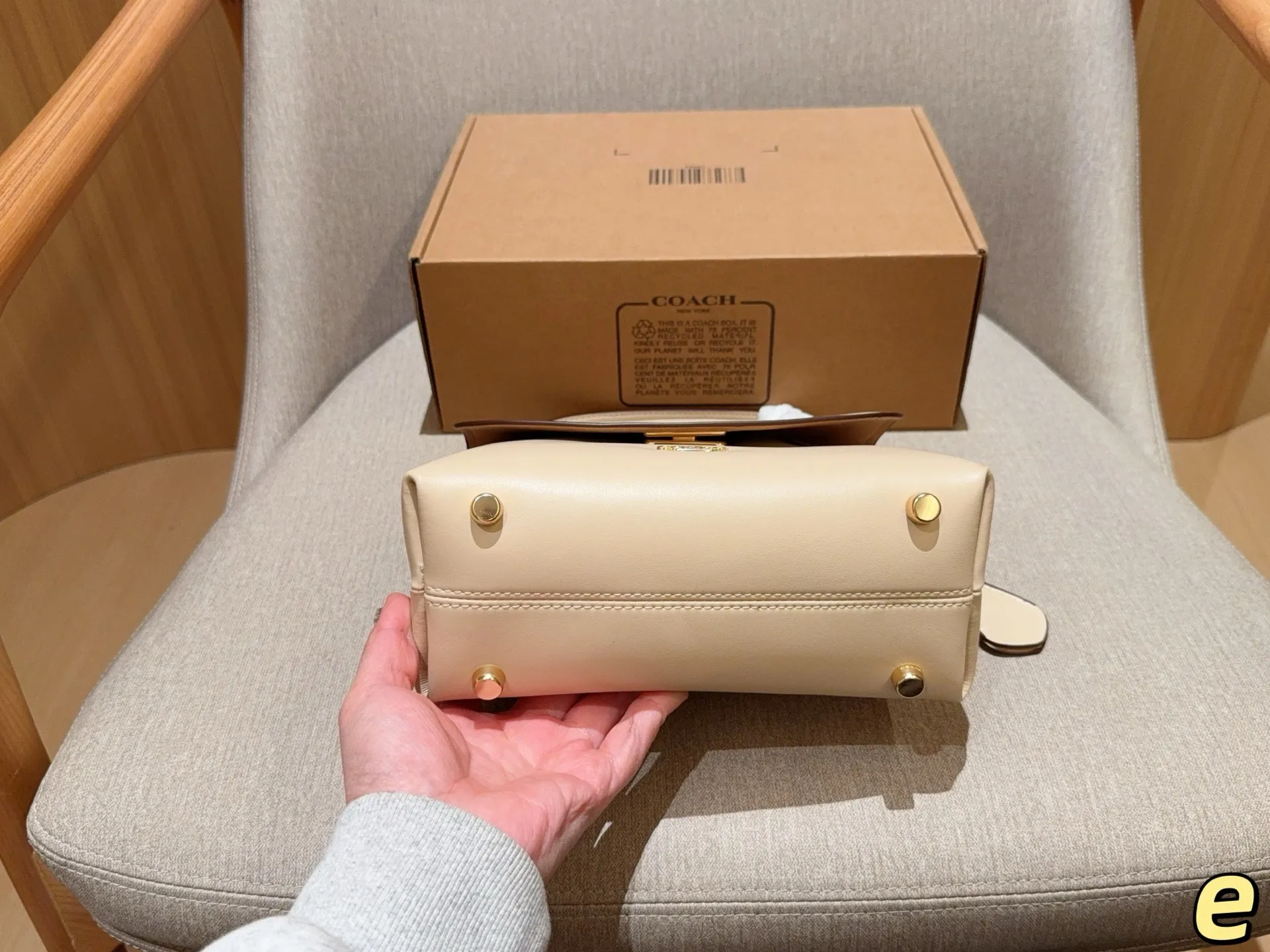 💰170 coach蔻驰 新款Emory手提包!翻盖暗锁设计配有长肩带,可手拎单肩斜挎! 尺寸23×18×9 礼盒包装🎁