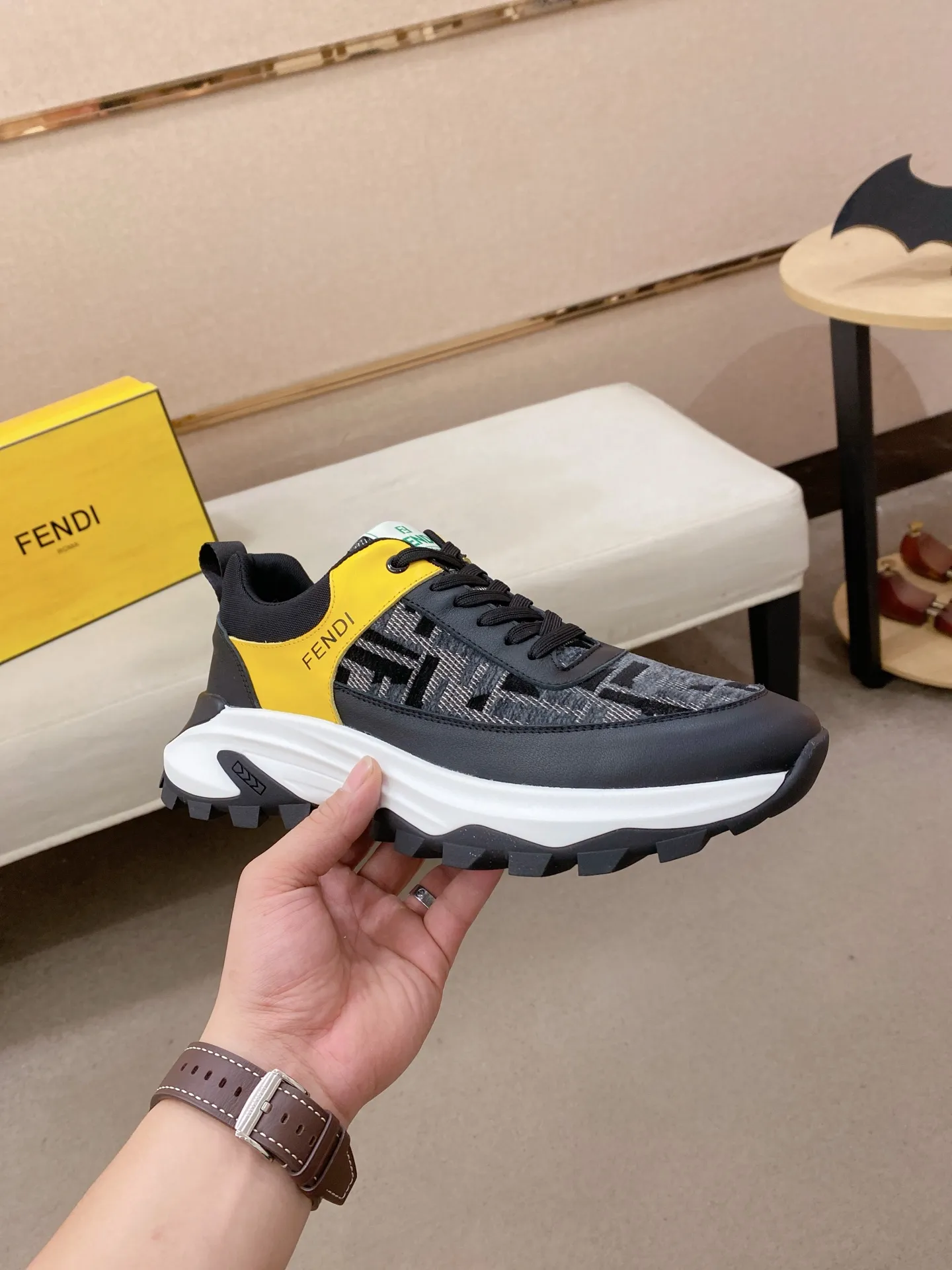 工厂价 231💰 (fendi芬迪) 新款👊🏻鞋面🇮🇹进口牛皮面料 🇩🇪内里进口羊皮内里 。原版大底开模,每一位男士的身份衬托,上脚大气稳重🚶🏻🚶🏻高端定制专柜原版复刻📯不管风吹雨打鞋楦不变,经得起时间的验证🔍️,🔵 码数:38-44