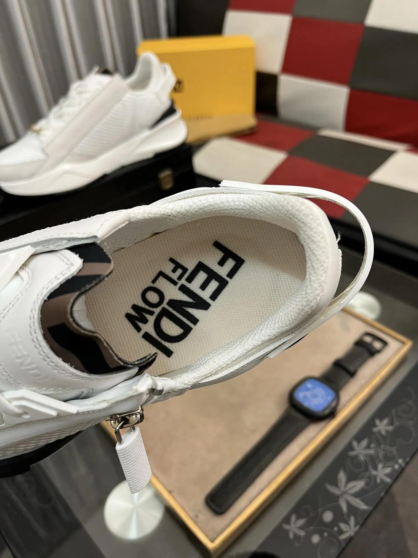 出厂价：290⌚️⌚️【FENDI】芬迪高帮经典舒适男士，这款复杂的运动鞋是由柔软的小牛皮➕真皮内里➕原版超轻橡胶材质粗纹大底 这种独特的轻薄风格适合这个季节的随意而精致的感性，上脚舒适自然 秋冬休闲出行日常款！38&minus;444️⃣色可选