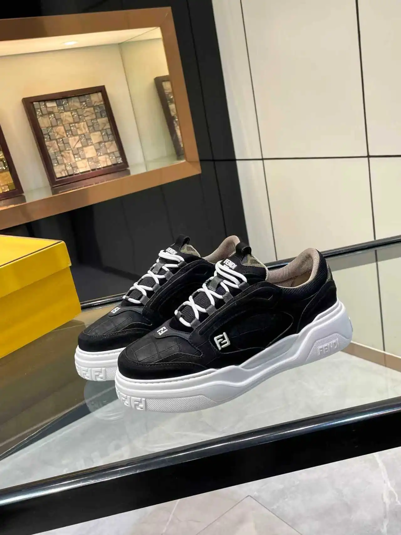 P320顶级版本高端品质 【 FENDI】芬迪🔍🔍🔍休闲运动鞋 -鞋面:🔝纳帕小牛皮、荔纹小牛皮、鞋舌.后跟;注塑品牌logo塑胶模块 -内里:品牌帆布 -大底:超轻TPR发泡·橡胶;成型大底 -超高品控·做工精细:凸显(高端·贵气·档次) -Size :39-44(38,45,可订做)