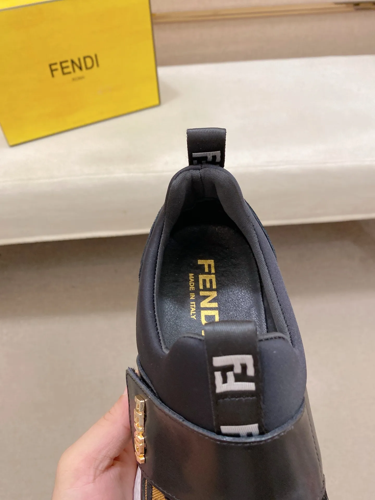 工厂价 231💰(fendi芬迪) 新款高帮👊🏻鞋面🇮🇹进口牛皮面料 🇩🇪内里进口透气网布内里 。原版大底开模,每一位男士的身份衬托,上脚大气稳重🚶🏻🚶🏻高端定制专柜原版复刻📯不管风吹雨打鞋楦不变,经得起时间的验证🔍️,🔵 码数:38-44