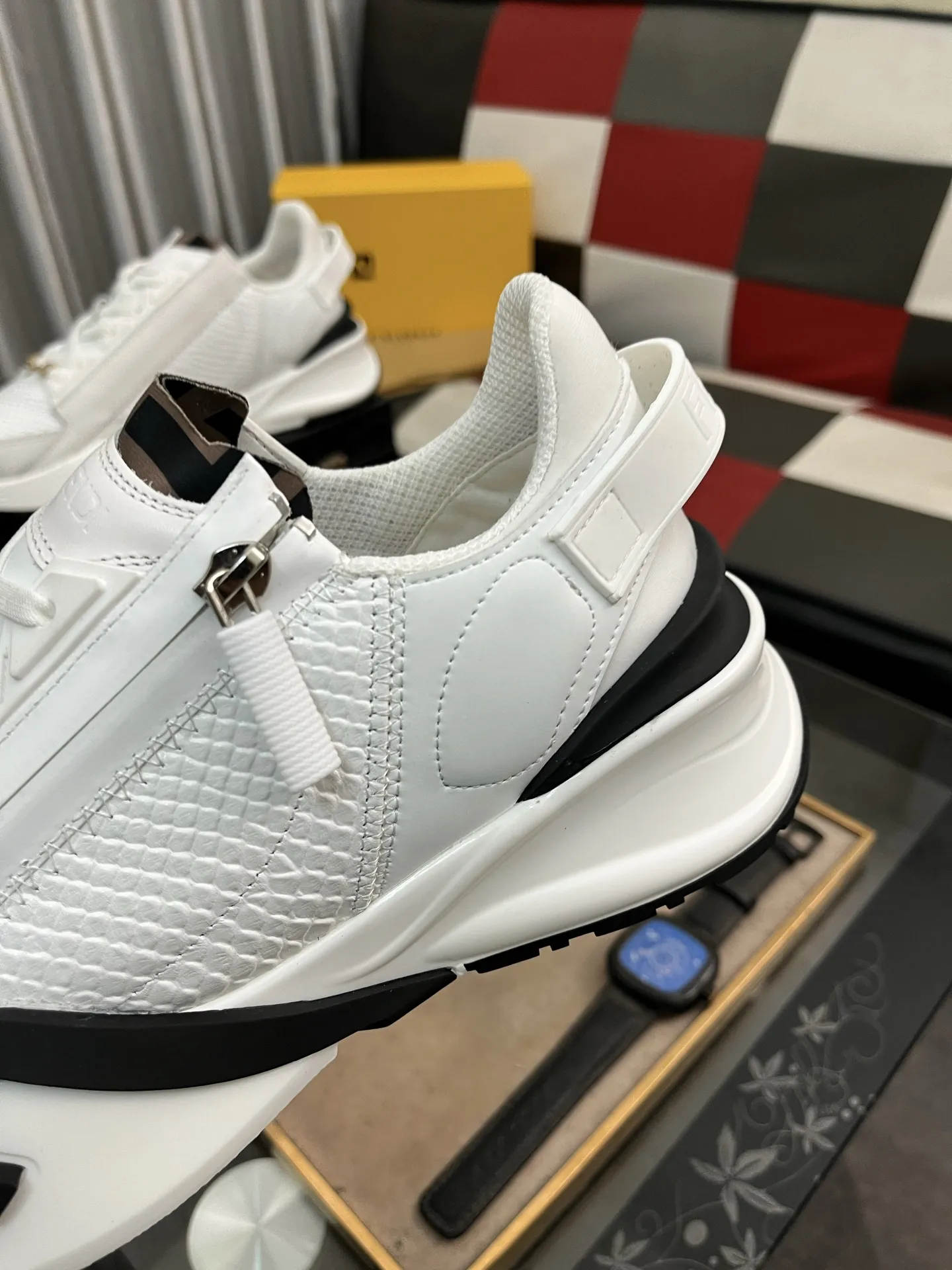 出厂价：290⌚️⌚️【FENDI】芬迪高帮经典舒适男士，这款复杂的运动鞋是由柔软的小牛皮➕真皮内里➕原版超轻橡胶材质粗纹大底 这种独特的轻薄风格适合这个季节的随意而精致的感性，上脚舒适自然 秋冬休闲出行日常款！38&minus;444️⃣色可选