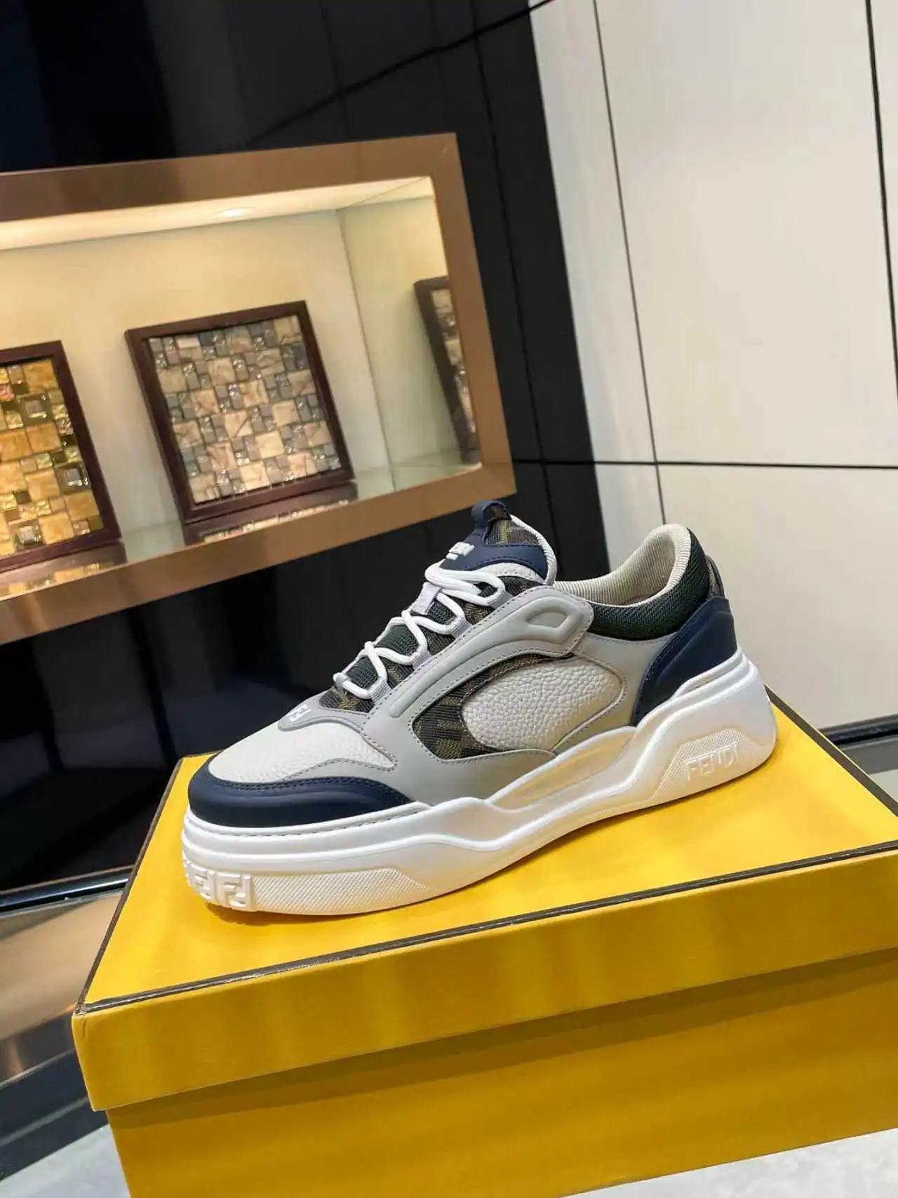 P320顶级版本高端品质 【 FENDI】芬迪🔍🔍🔍休闲运动鞋 -鞋面:🔝纳帕小牛皮、荔纹小牛皮、鞋舌.后跟;注塑品牌logo塑胶模块 -内里:品牌帆布 -大底:超轻TPR发泡·橡胶;成型大底 -超高品控·做工精细:凸显(高端·贵气·档次) -Size :39-44(38,45,可订做)