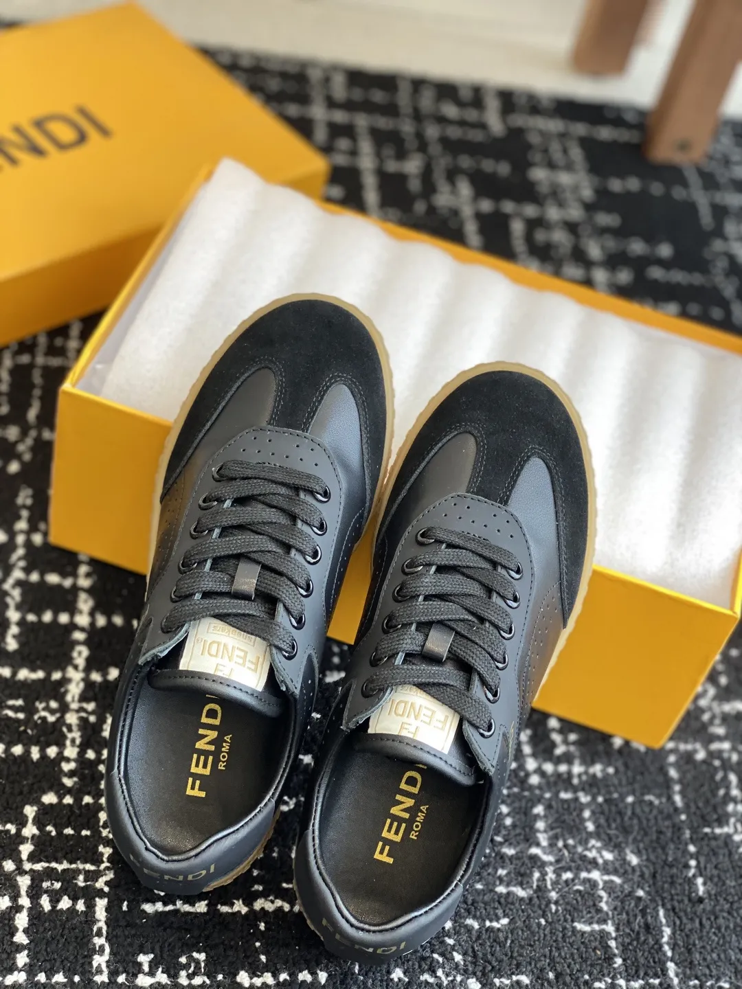 代购级💰250 Fendi芬迪 25ss 春夏新款 德训鞋 原版购入开发 做货 设计师Kim Jones打造的首款运动鞋fendi match 和LV驴牌的Trainer篮球运动鞋 鞋型差不多 添加了FF复古的设计 鞋面采用麂皮和皮革拼接组合 侧面凸起的双F logo内里采用毛巾绒里 上脚超级柔软 轻便 舒适搭配卫衣 少年感满满 鞋面:原版定制进口牛皮/牛仔布内里垫脚:进口定制羊皮 鞋底:橡胶大底 Size:#35-41(40 定做不退换)