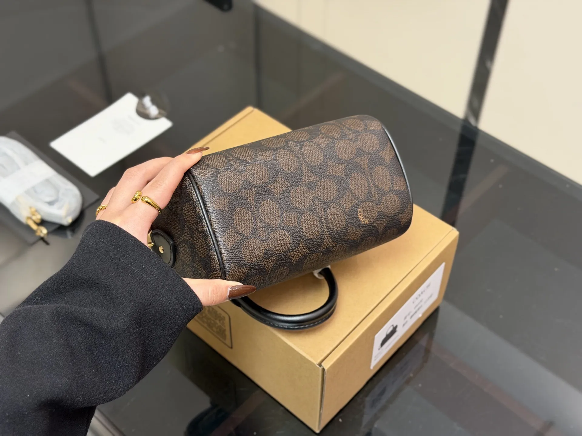 ¥175 (全套包装) size:18*12cm 蔻驰 迷你枕头包/新品 超级可爱的迷你波士顿 经典的小号的 Size 小小的身体,大大的容量! 渠道货很难得哦! 搜索🔍coach 枕头包