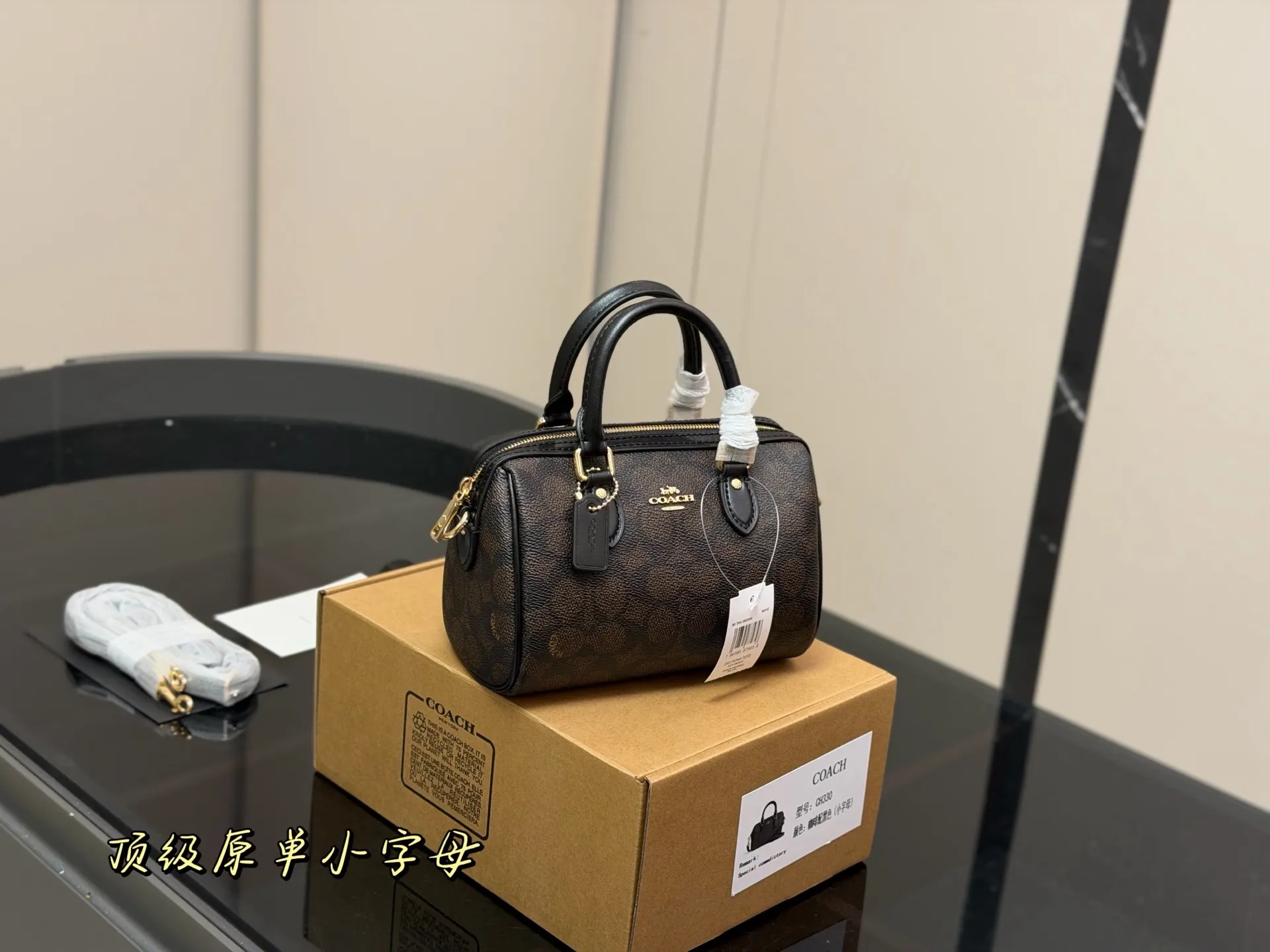 ¥175 (全套包装) size:18*12cm 蔻驰 迷你枕头包/新品 超级可爱的迷你波士顿 经典的小号的 Size 小小的身体,大大的容量! 渠道货很难得哦! 搜索🔍coach 枕头包