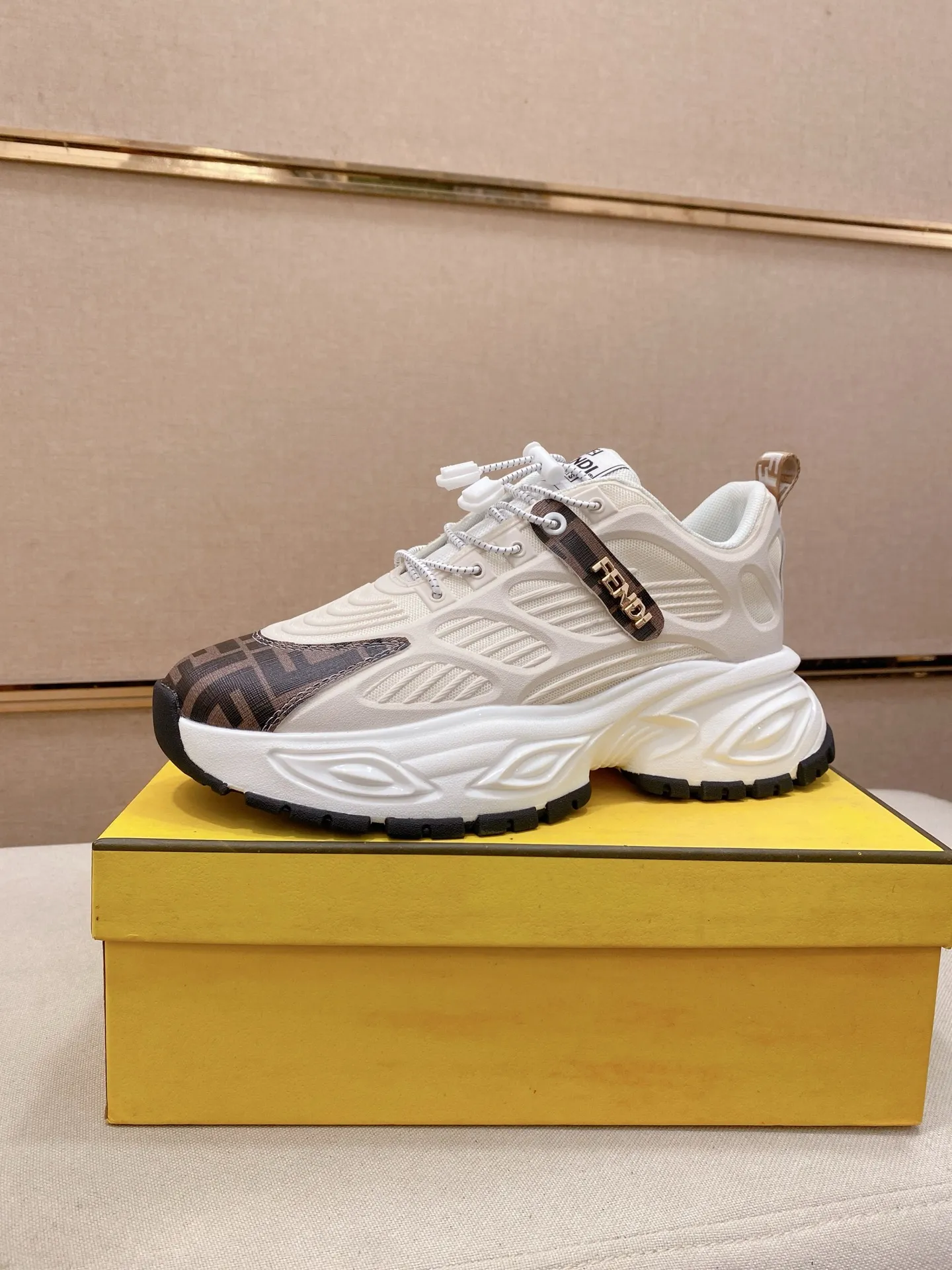 工厂价 231💰(fendi芬迪) 新款高帮👊🏻鞋面🇮🇹进口牛皮面料 🇩🇪内里进口透气网布内里 。原版大底开模,每一位男士的身份衬托,上脚大气稳重🚶🏻🚶🏻高端定制专柜原版复刻📯不管风吹雨打鞋楦不变,经得起时间的验证🔍️,🔵 码数:38-44