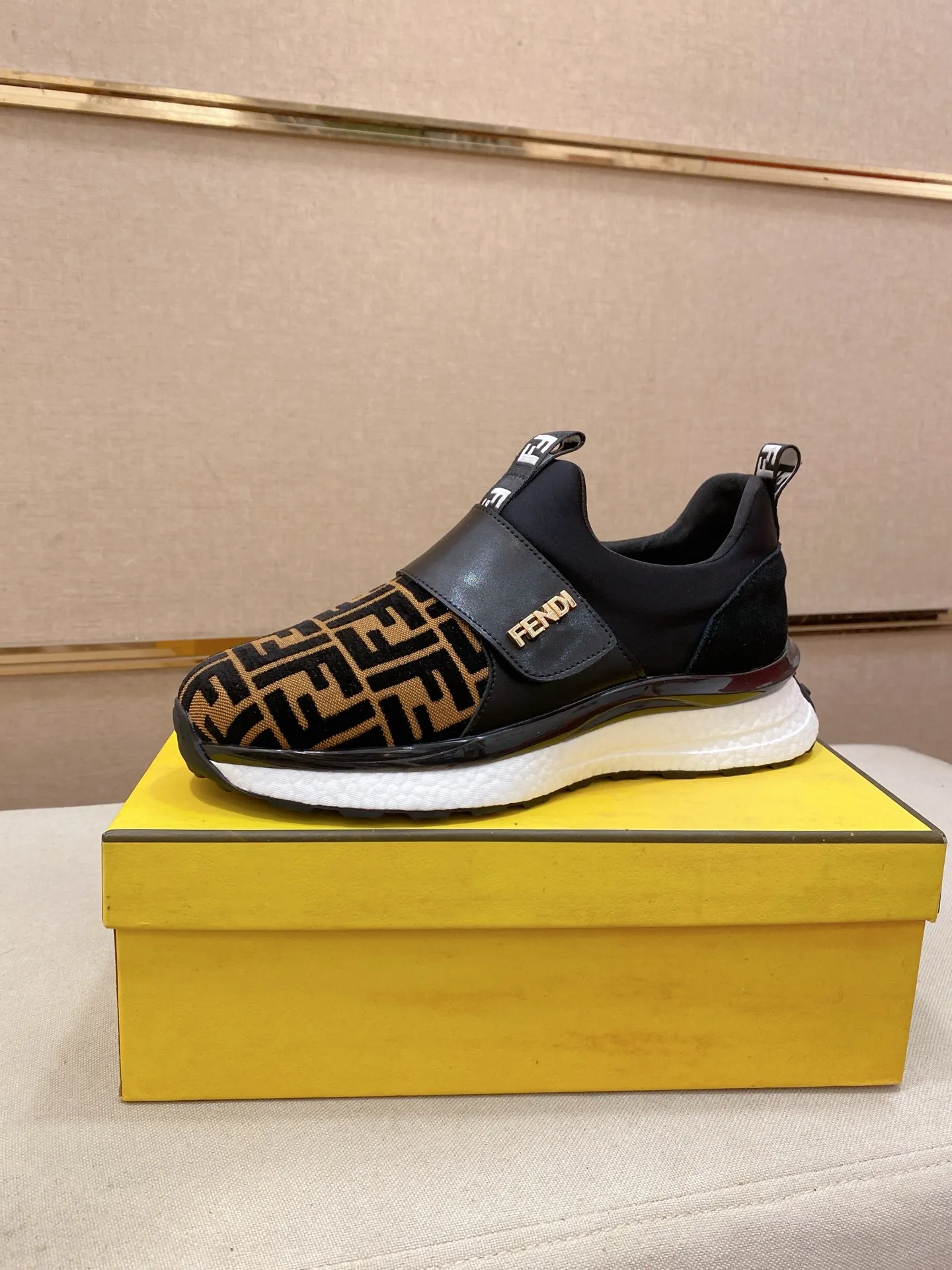 工厂价 231💰(fendi芬迪) 新款高帮👊🏻鞋面🇮🇹进口牛皮面料 🇩🇪内里进口透气网布内里 。原版大底开模,每一位男士的身份衬托,上脚大气稳重🚶🏻🚶🏻高端定制专柜原版复刻📯不管风吹雨打鞋楦不变,经得起时间的验证🔍️,🔵 码数:38-44