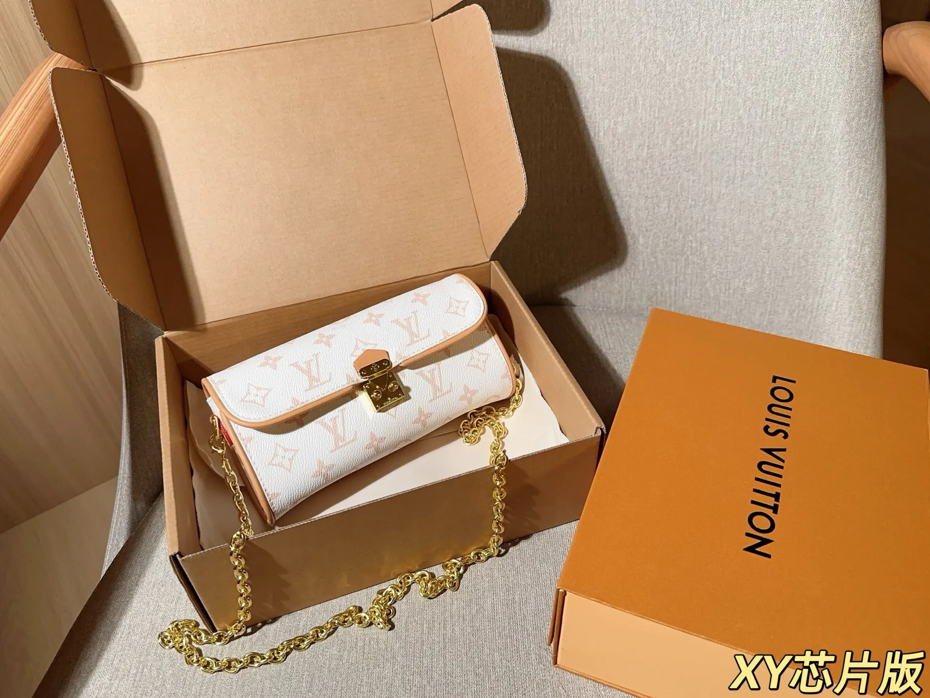 💰130 芯片版 Lv路易威登 新品pochette camille沙丘色链条斜挎包～ 尺寸：20cm 礼盒包装🎁