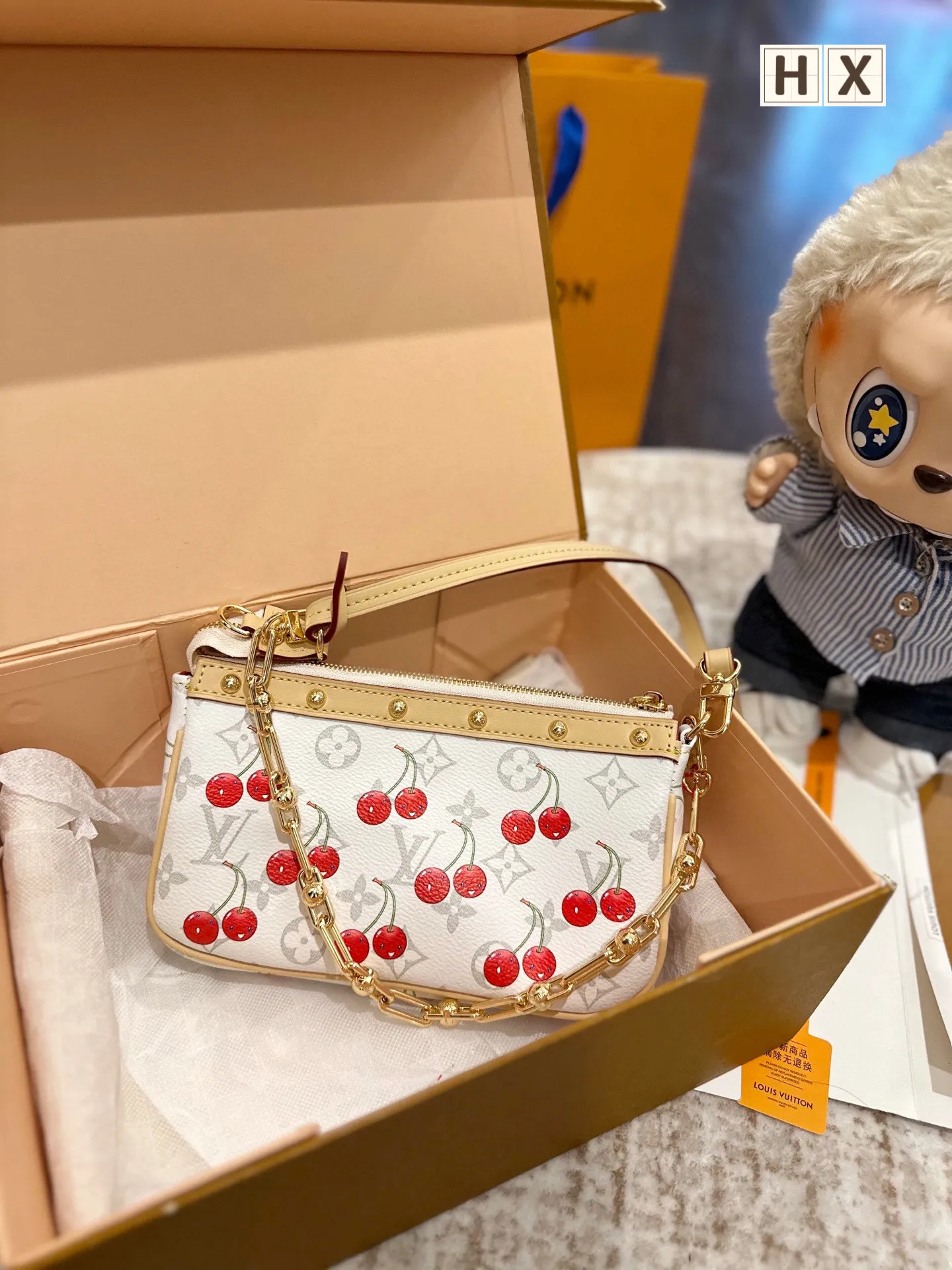 ￼P160 官网双盒包装 LV x 村上隆｜Pochette 麻将🍒 Pochette Accessoires 手袋加入路易威登&times;村上隆复刻系列。 Monogram 丹宁布烘托樱桃图案刺绣的明丽气息，诠释该日本艺术家的玩趣美学理念。 皮革饰边的饰钉元素和莹泽金属件丰富细节 size:21.5x4.5x13cm