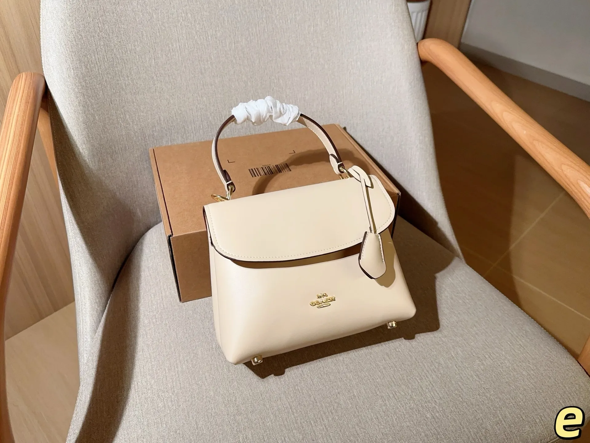 💰170 coach蔻驰 新款Emory手提包！翻盖暗锁设计配有长肩带，可手拎单肩斜挎！ 尺寸23&times;18&times;9 礼盒包装🎁