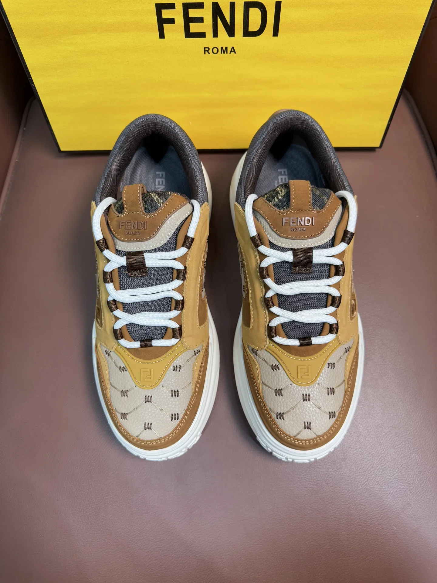 💰400【FENDI】芬迪 -高端品质 原单QQQ休闲运动鞋 -鞋面： 細纳帕小牛皮、荔纹小牛皮、鞋舌 后跟；注塑品牌logo塑胶模 -内里：品牌帆布 -大底：超轻TPR发泡&bull;橡胶；成型大底 -超高品控&bull;做工精细：凸显（高端&bull;贵气&bull;档次） -Size:39-44（38，45，可订做）