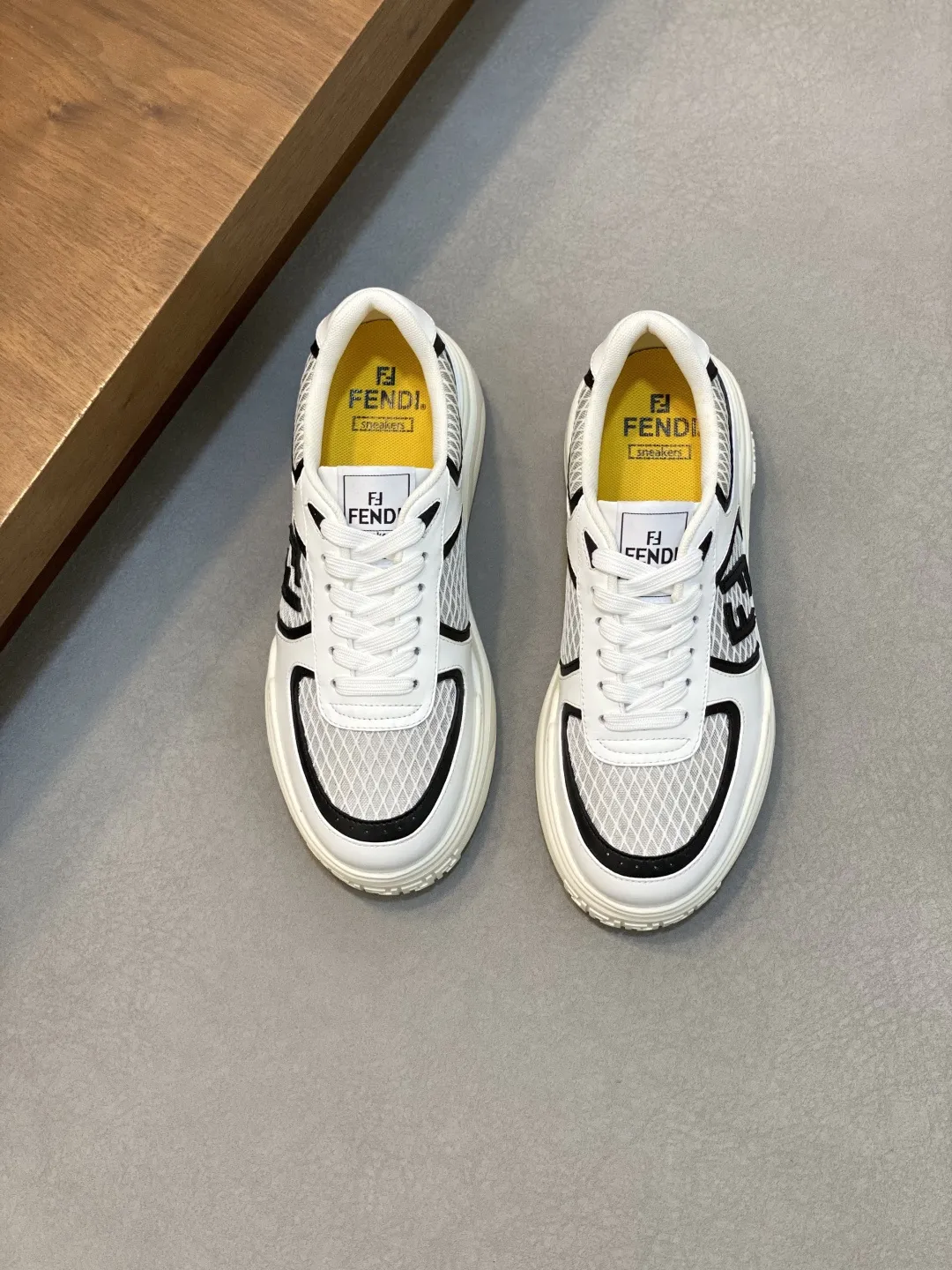 💰430【 FENDI】芬迪 -高端品质 原单🔍🔍🔍休闲运动鞋 -鞋面：🔝纳帕小牛皮拼接透气网面 注塑品牌logo塑胶模块 -内里：品牌帆布 -大底：超轻TPR发泡&middot;橡胶；成型大底 -超高品控&middot;做工精细：凸显(高端&middot;贵气&middot;档次) -Size ：39-44（38，45，可订做)