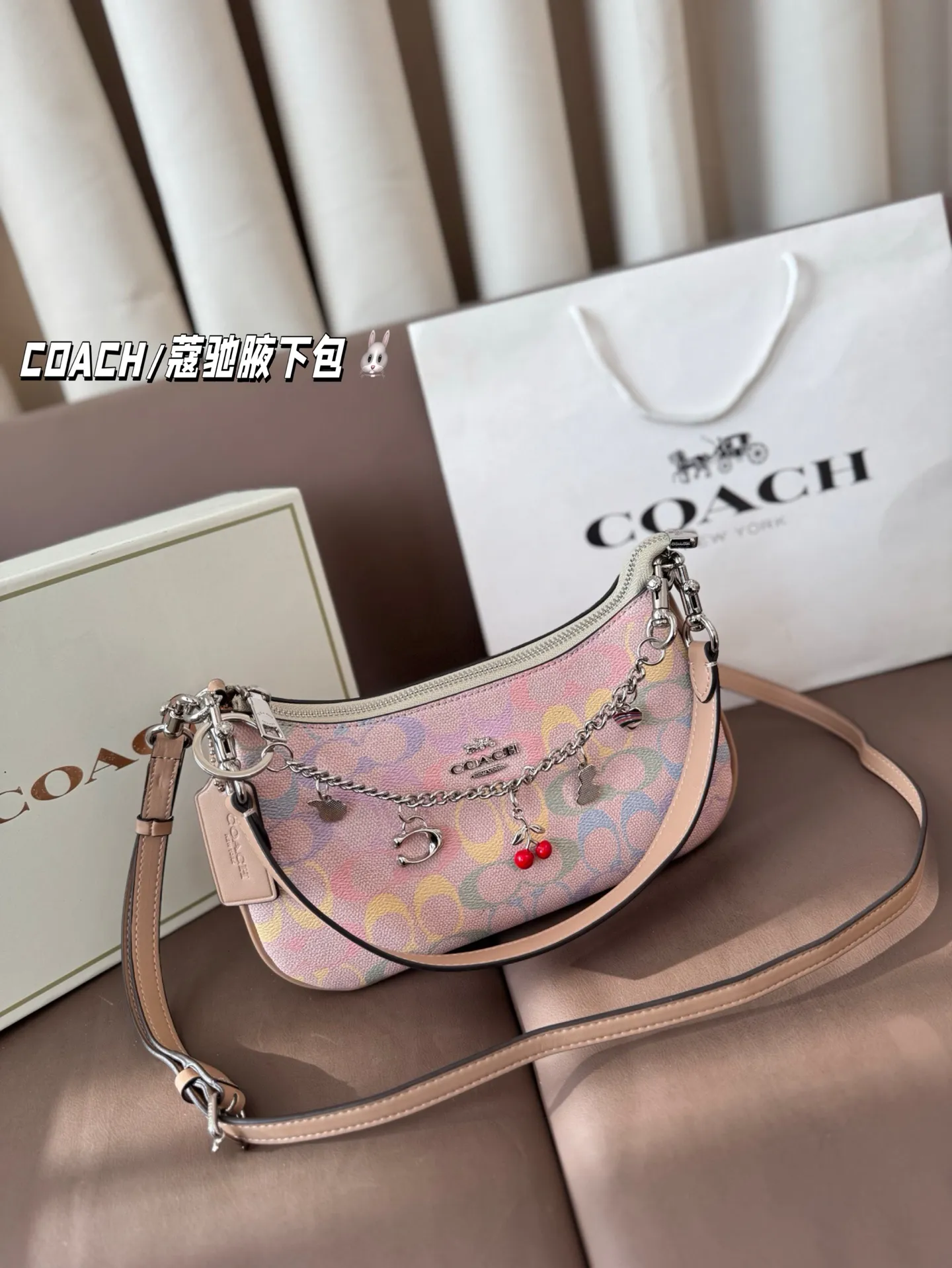 P155 配礼盒 COACH/蔻驰腋下包 单肩包斜挎包手提包购物袋 容量非常可,很实用的一款尺寸25*13